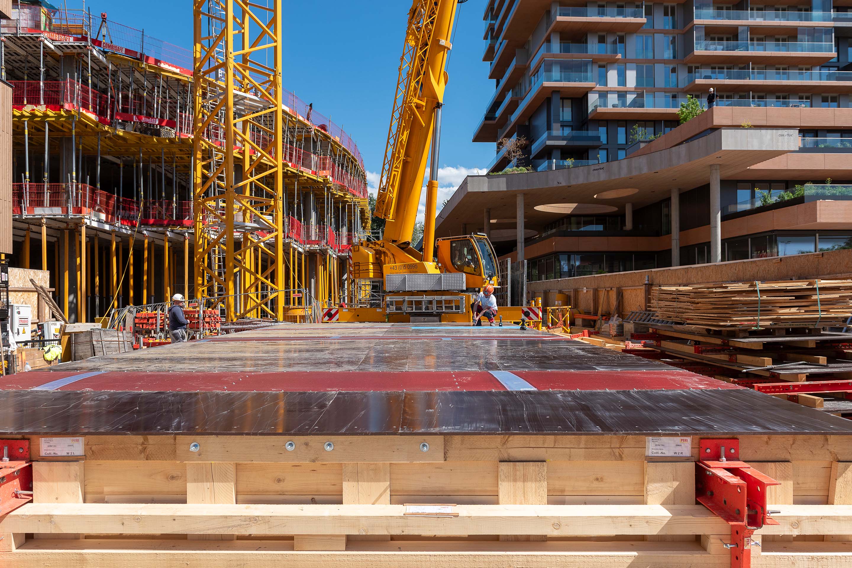 Foto: Large panels are being covered for the windshield at the Weitblick project.