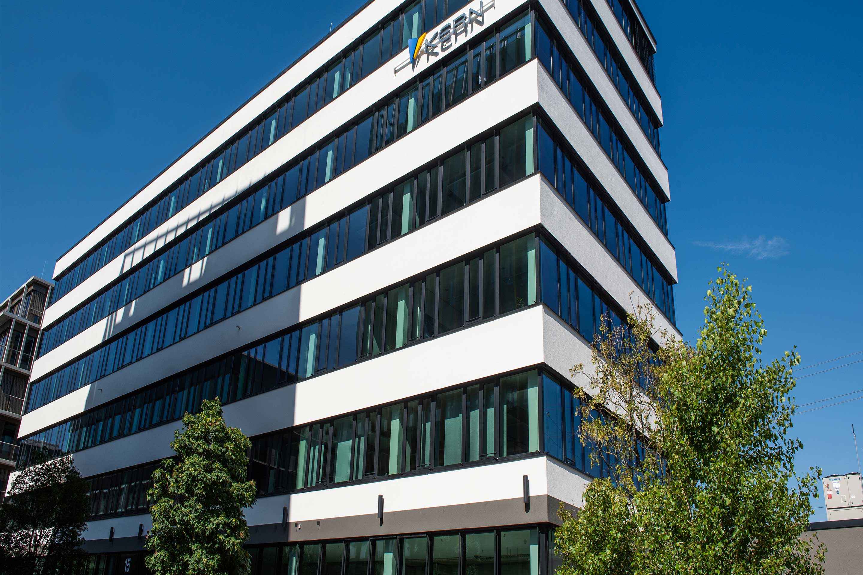 weiss-schwarzes Buerogebäude mit dem Logo der Kern AG oben rechts