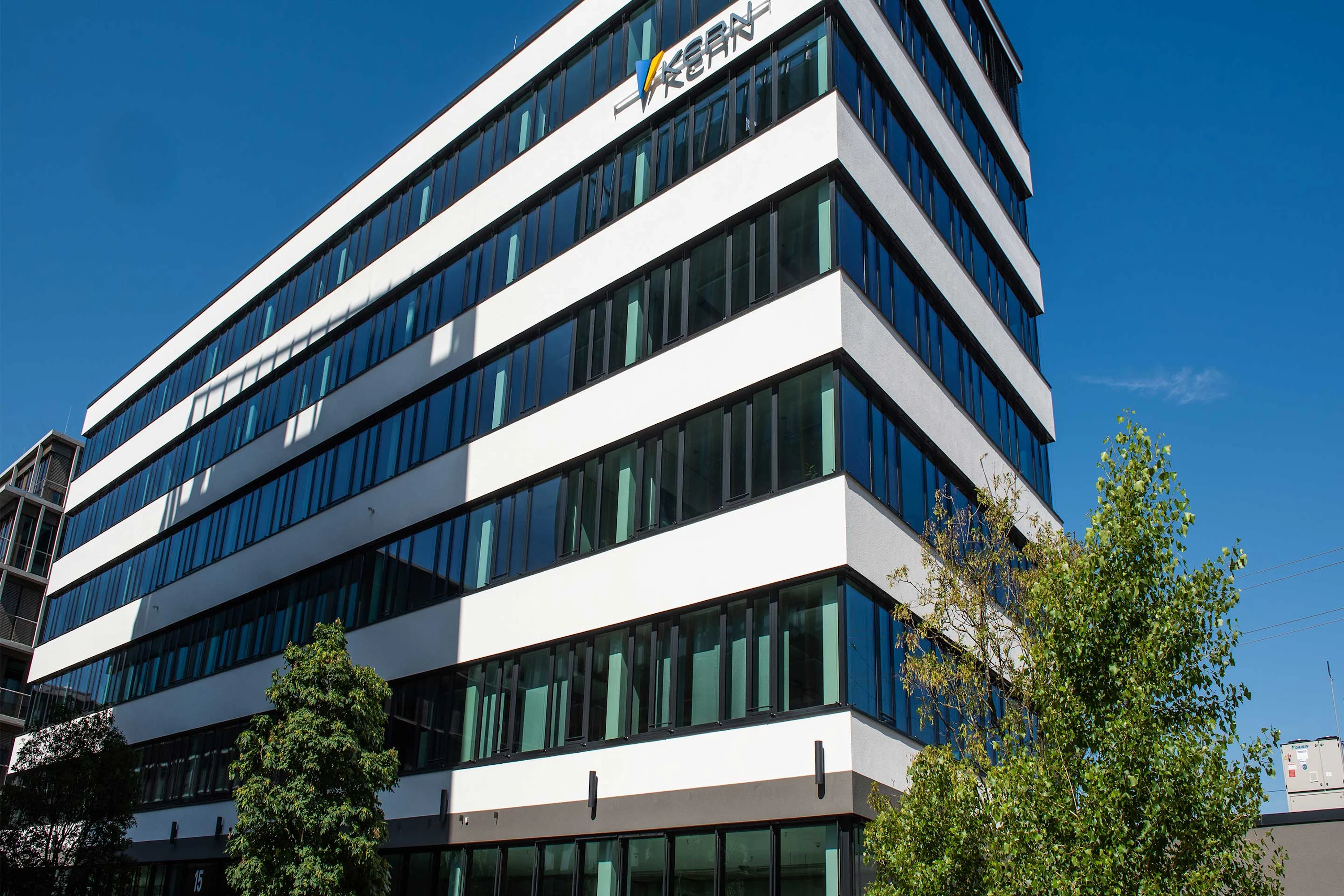 Milestone-5B | Kern-AG weiss-schwarzes Buerogebäude mit dem Logo der Kern AG oben rechts