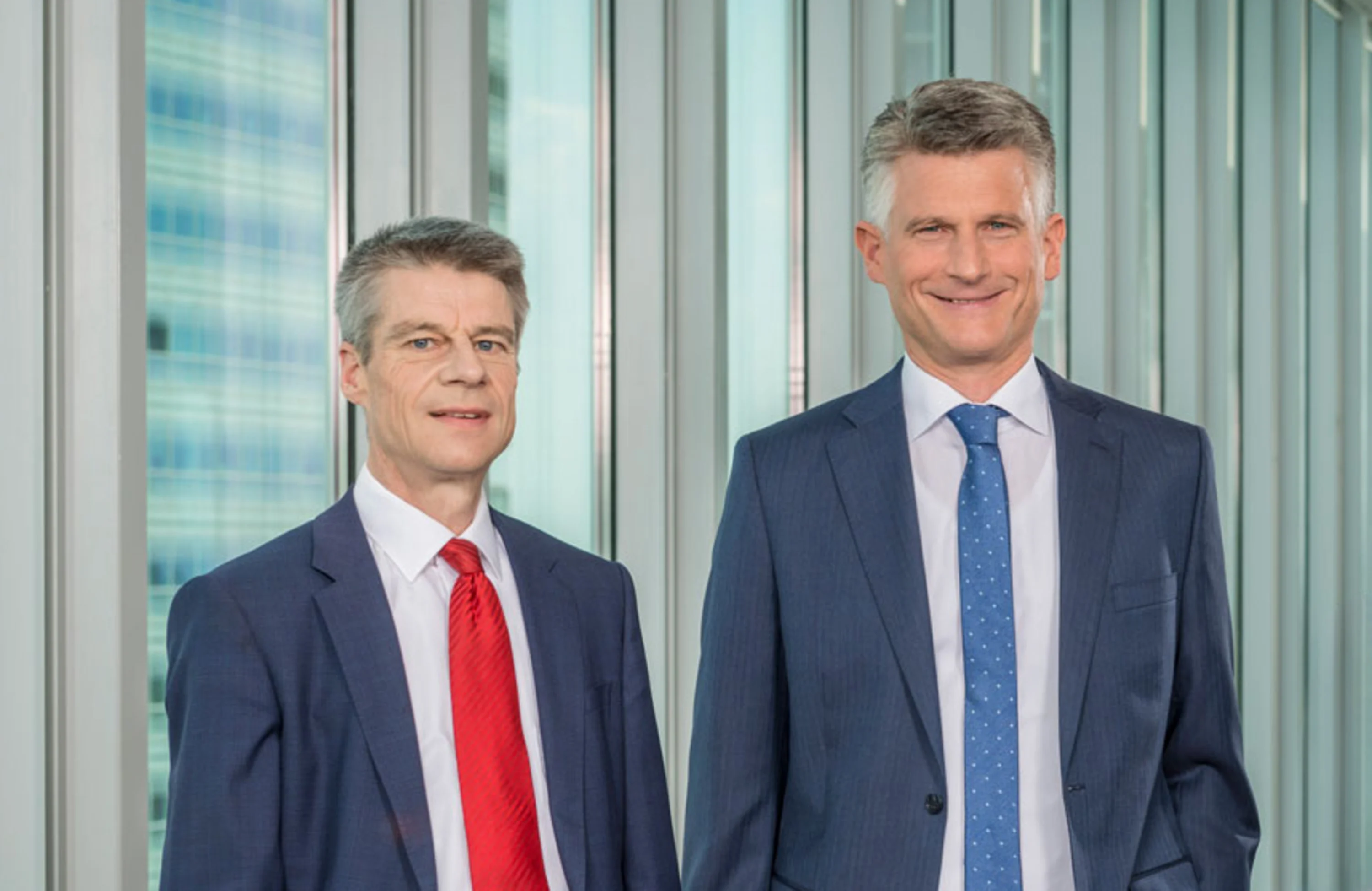 Management STRABAG Real Estate Obrázek: Generální ředitelé společnosti SRE Schwarz, Schäfer a Nikelowski u okna.