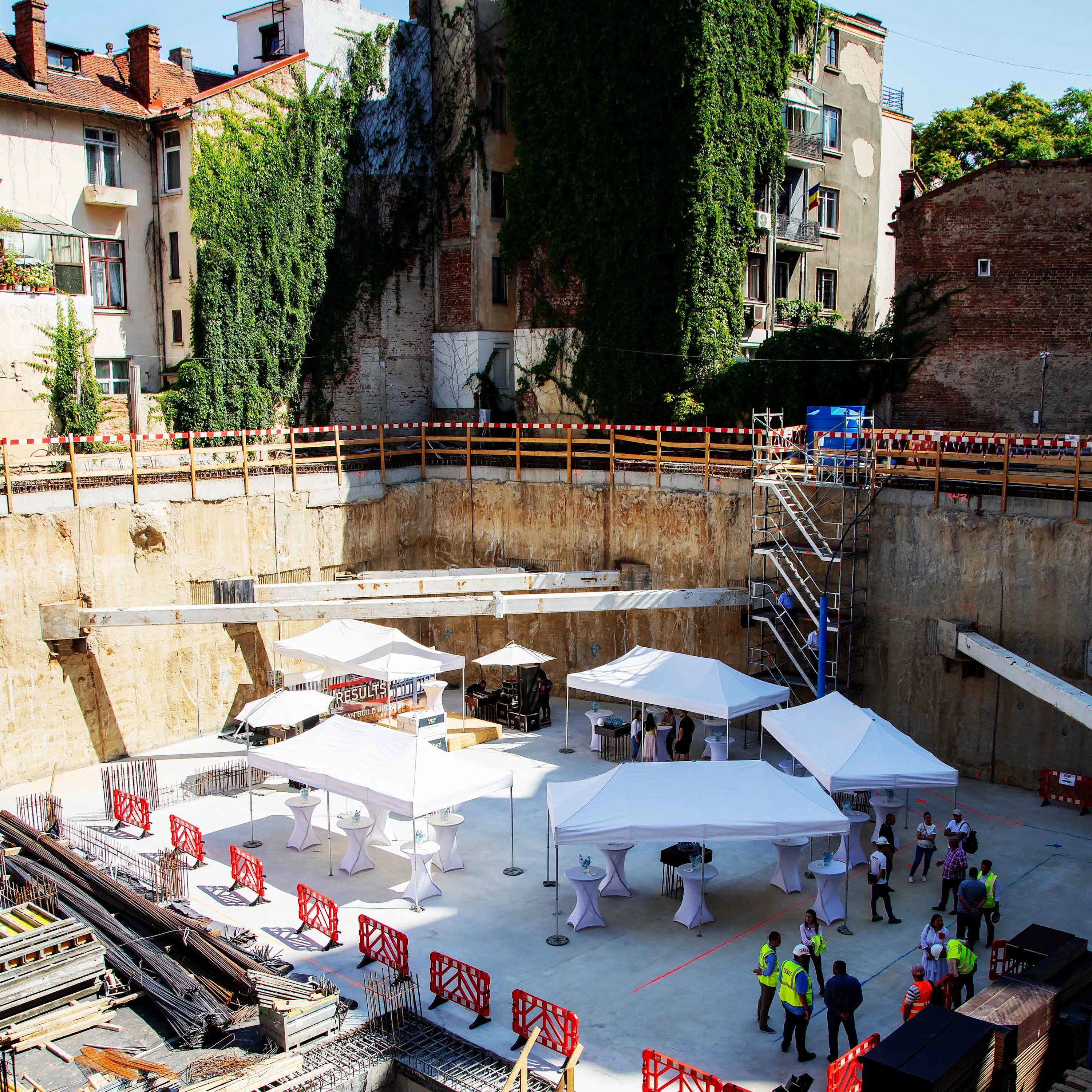 Wir suchen Bauland! Bild: Ausschnitt einer ockerfarbenen Fassadenfront mit Balkonen
