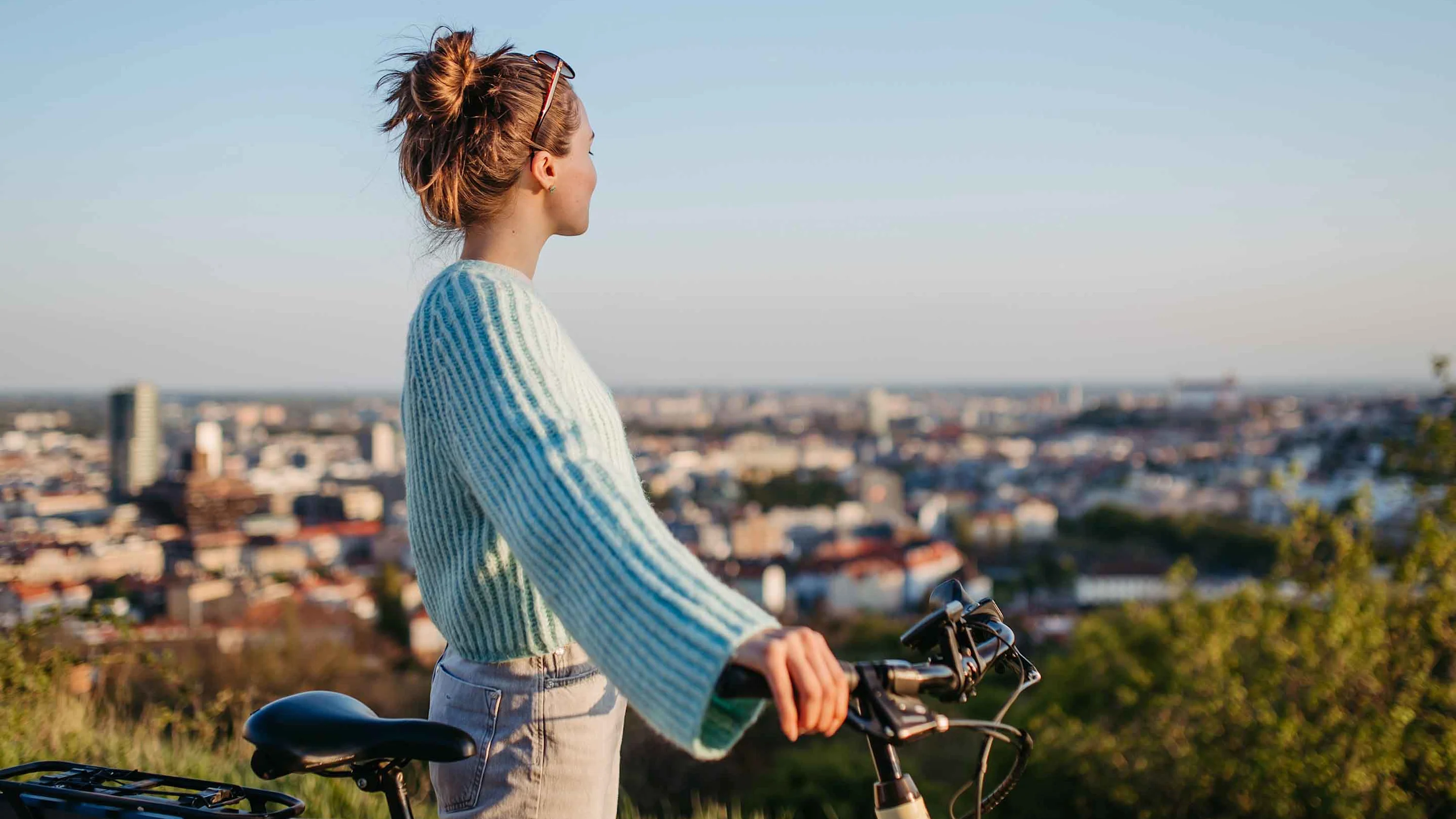 Radfahrerin_AdobeStock_609893245 Foto: Mit dem Fahrrad durch das Quartier - schnell und einfach.
