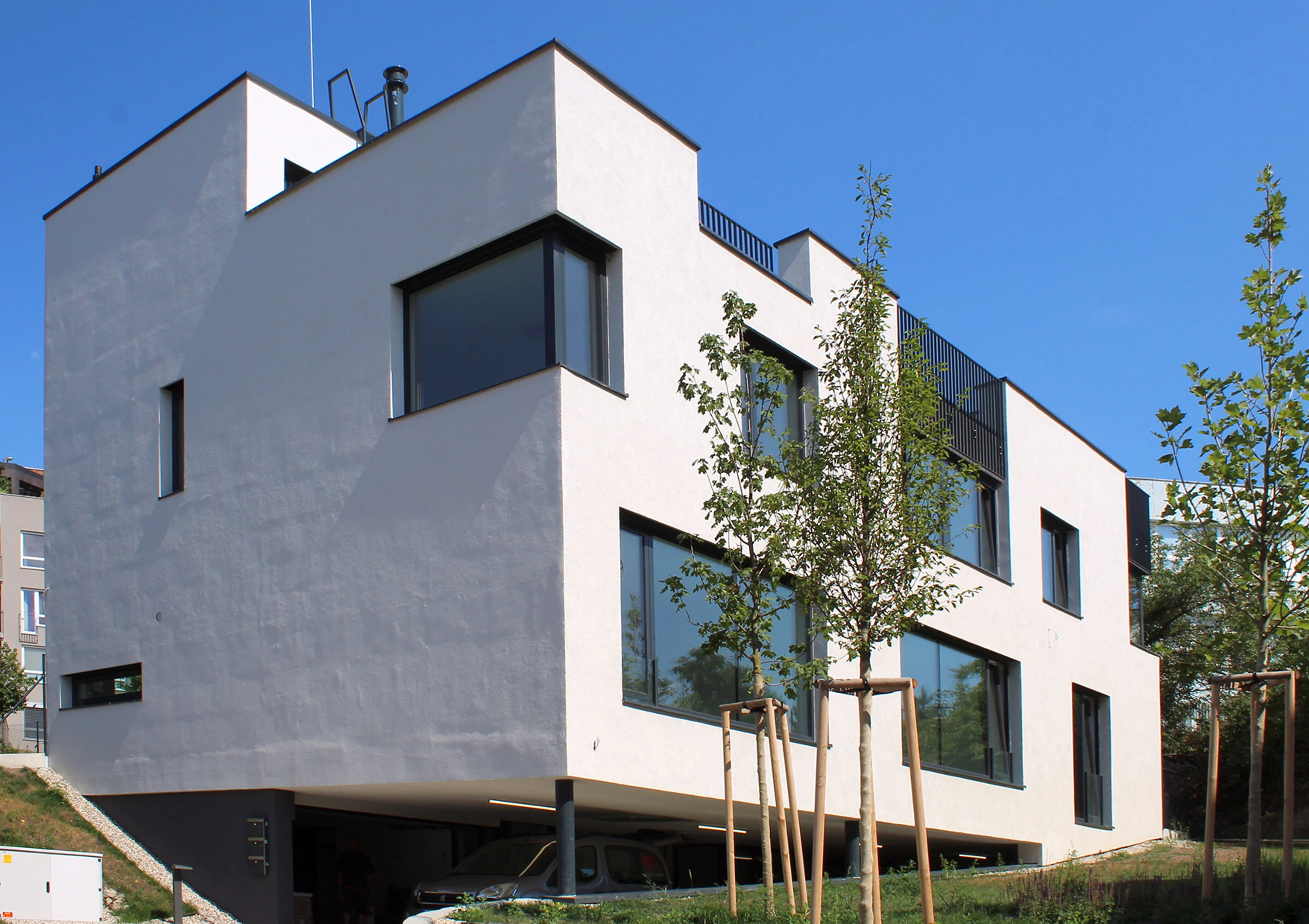 Fotografia: Obytná budova s maľovanou bielou fasádou