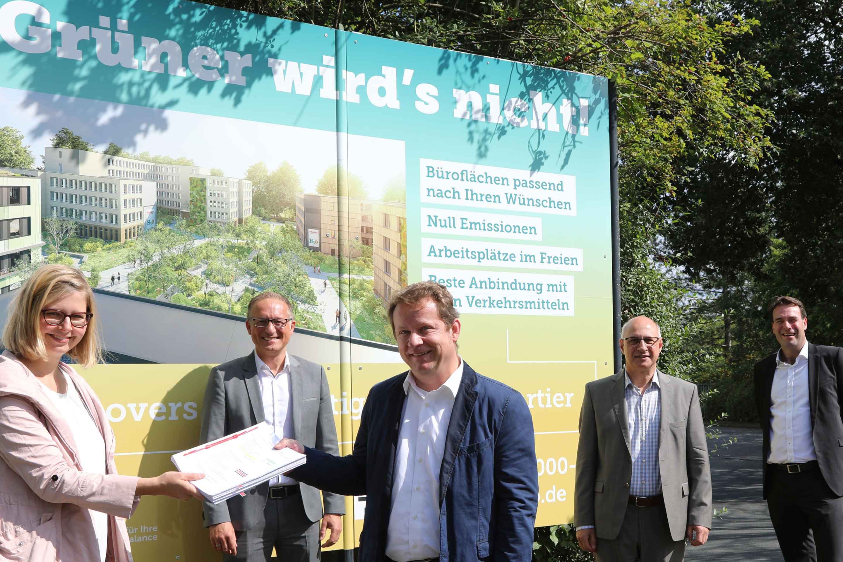 Vertragsunterschrift auf dem Baugelände (v.l.n.r.: Anke Dierking (SRE); Martin Weiss (E.ON), Torsten Happatsch (Avacon), Detlev Neuhaus (SRE); Dr. Andreas Klesse (Avacon)