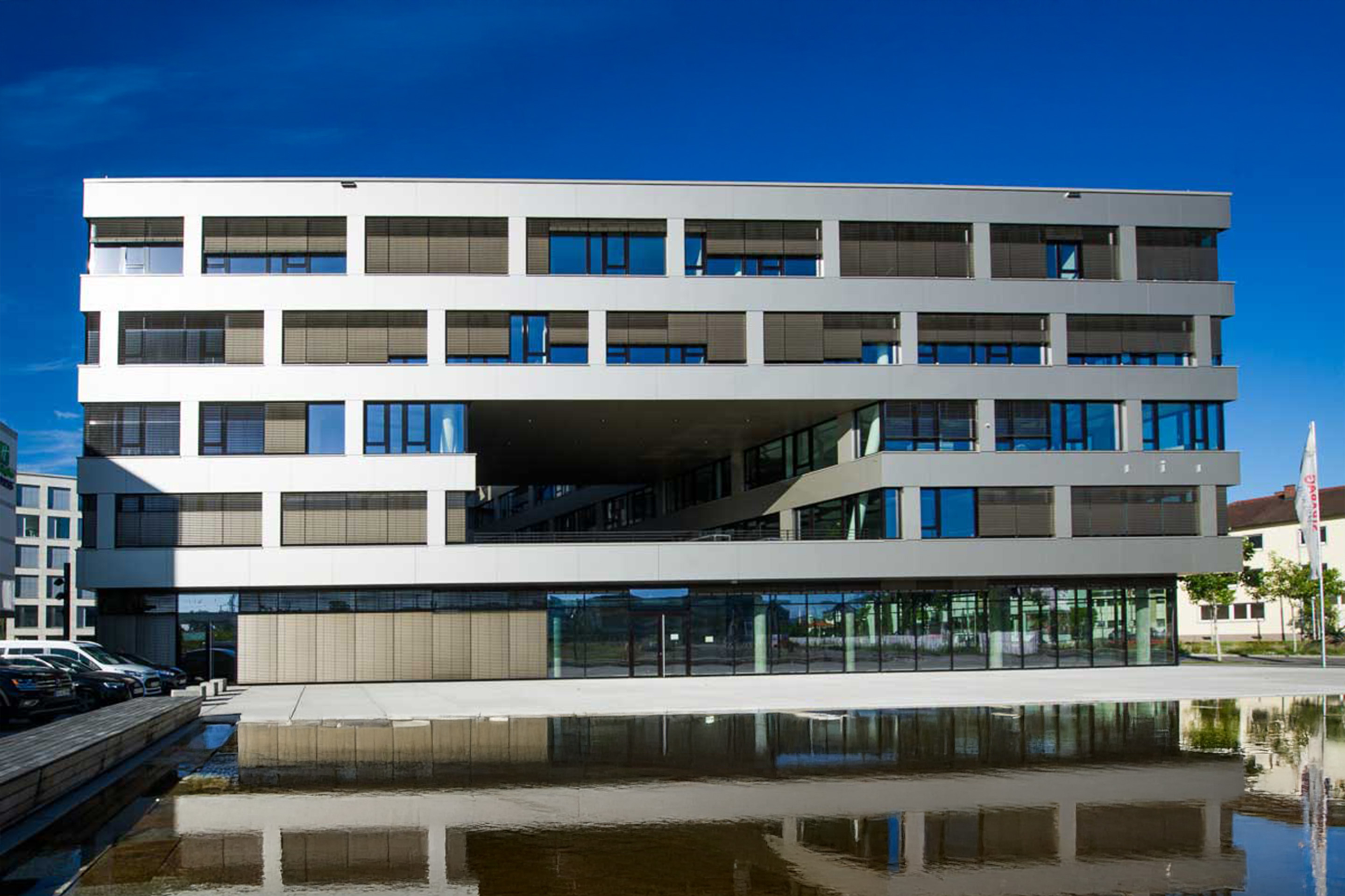 Bürogebäude mit Springbrunnen, das Milestone 1 oder auch das Strautmannhaus