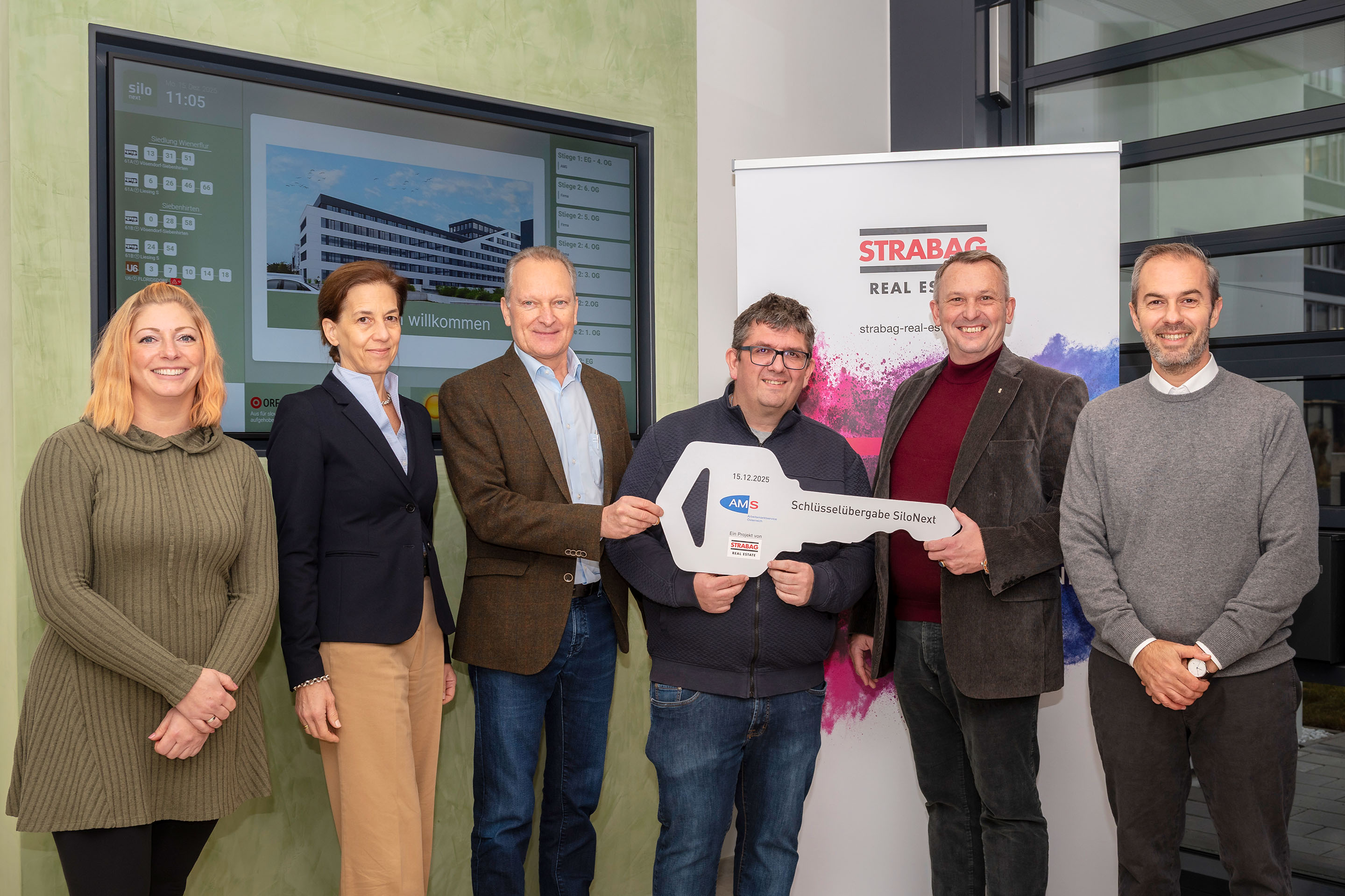 Foto: Symbolische Übergabe des Schlüssels der Immobilie Silo Next an das AMS