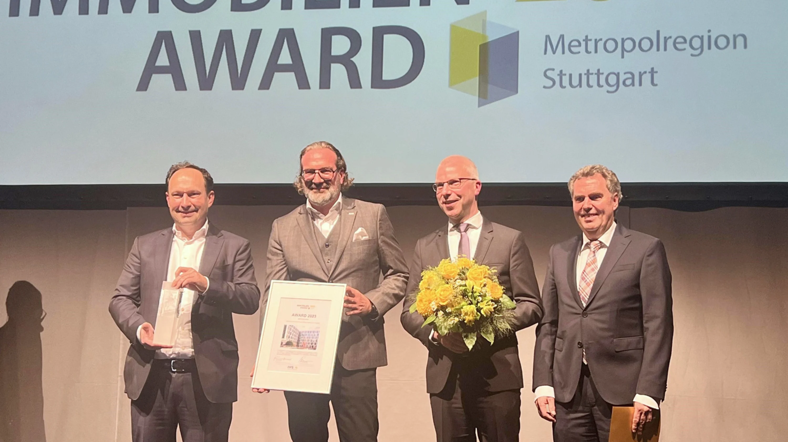 IWS-Verleihung Repräsentanten von SRE und Züblin zeigen Urkunde und ihren Immobilien Award 2023
