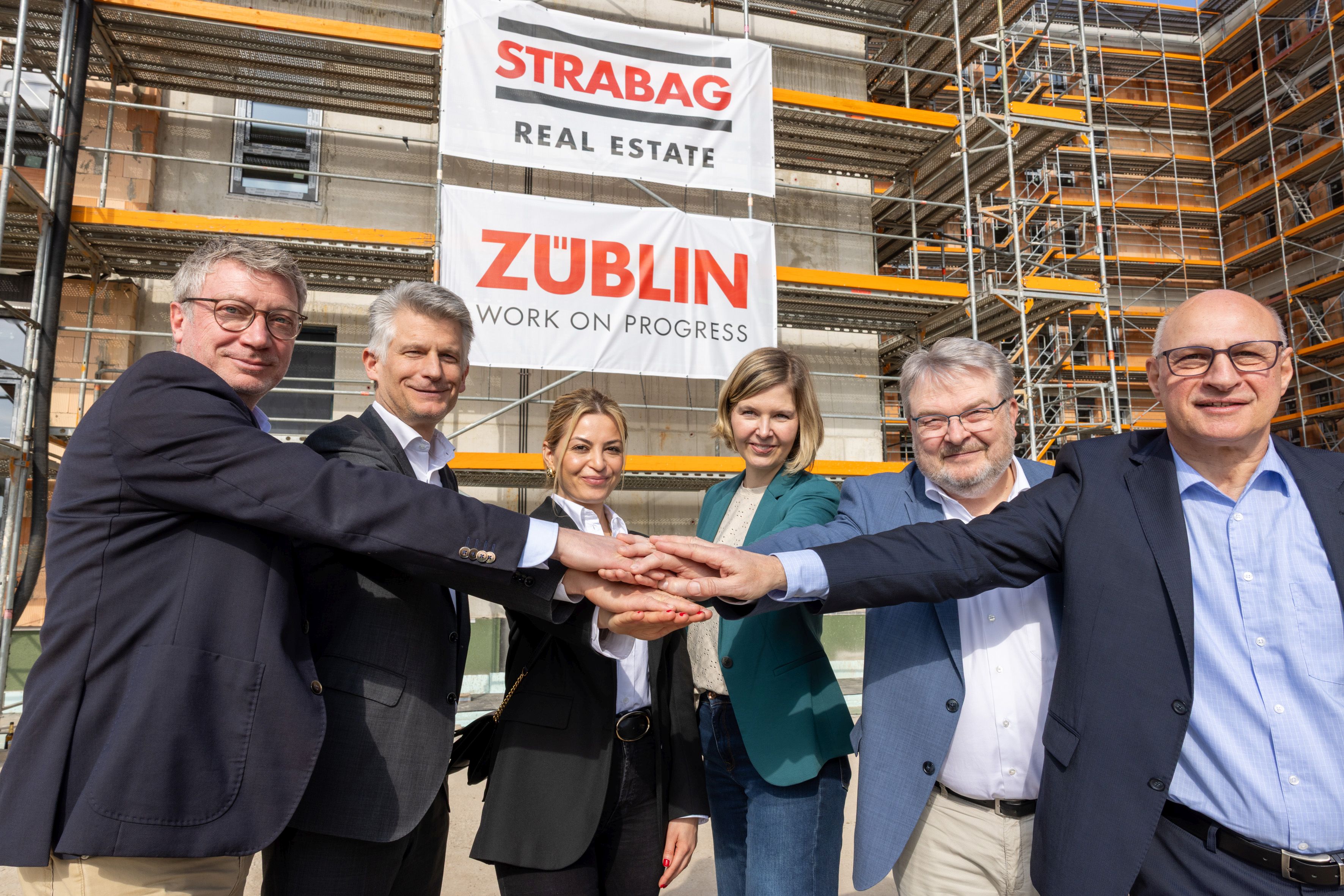 (v.l.n.r.) Ulf Seidensticker (Projektentwickler SRE), Herwig Schwarz (GF SRE), Beriwan Joussef (Projektentwicklerin, SRE), Anke Dierking (Projektleitung, SRE), Thomas Hermann (Bürgermeister der Landeshauptstadt Hannover), Detlev Neuhaus (BL SRE Hannover)