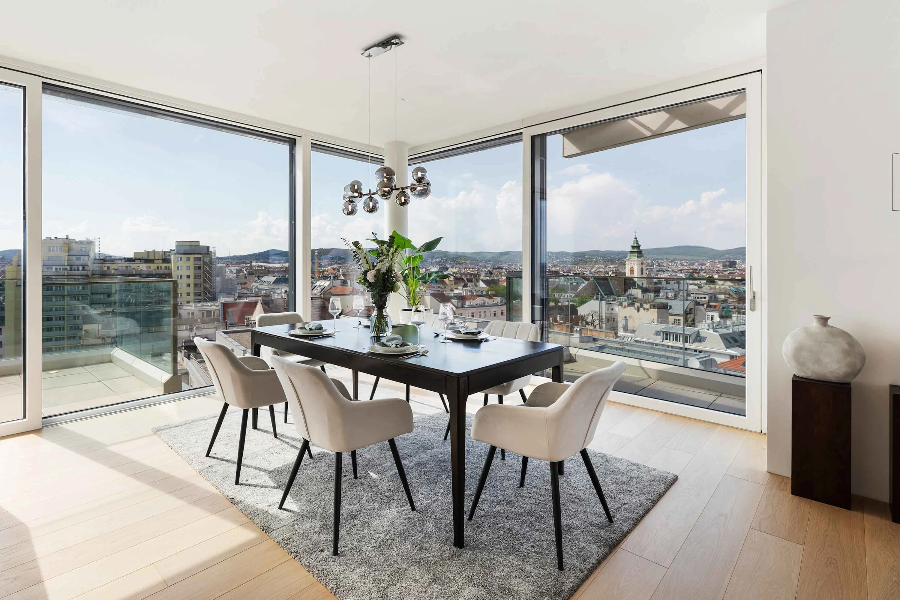 Mit Blick auf den Kahlenberg Foto: Penthouse Über den Linden Essbereich