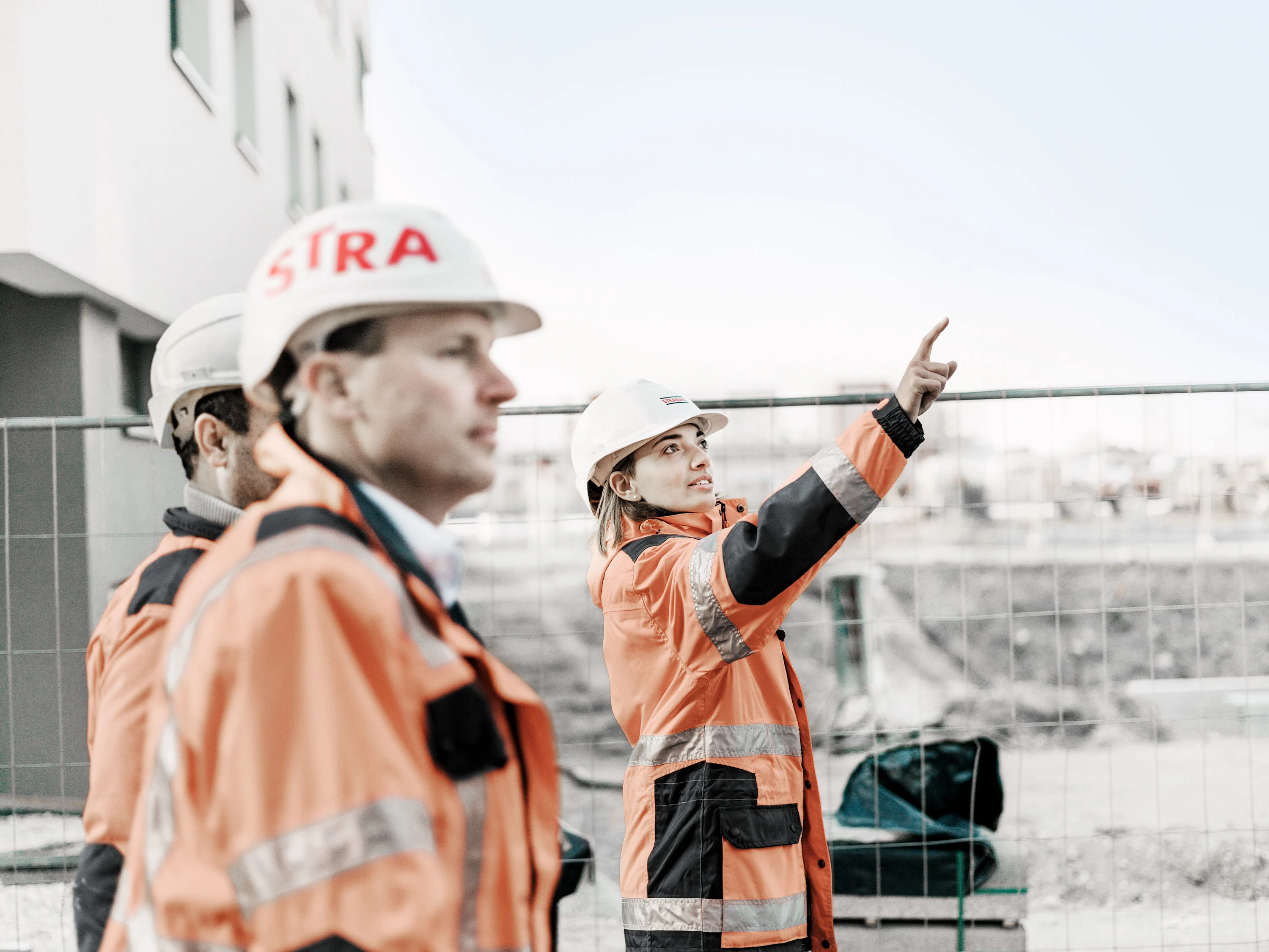 Karriere: ZusammenInDieZukunft-Foto2-Bauarbeiter Bild: STRABAG Mitarbeiter auf der Baustelle vor einem Gebäude