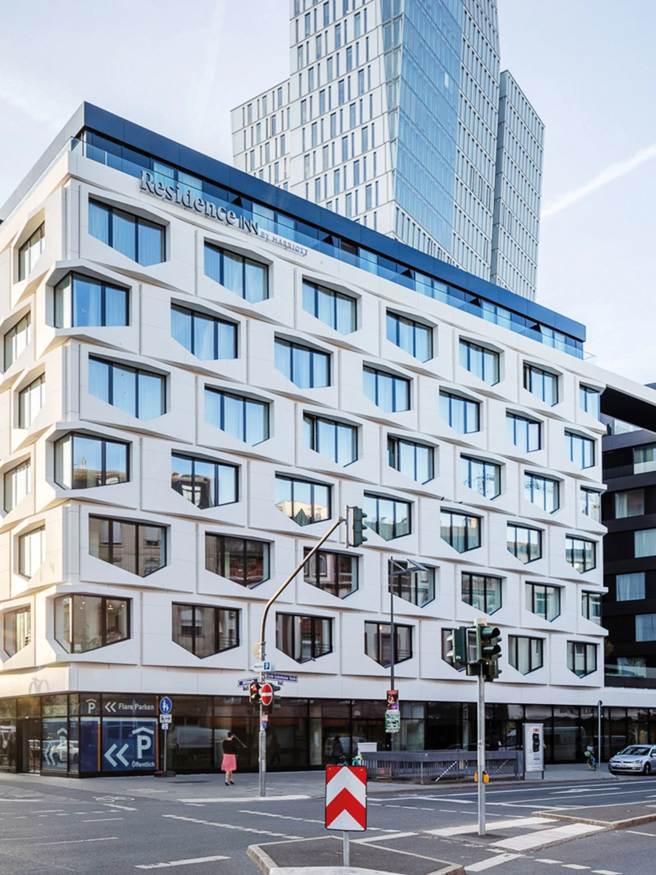 FLARE OF FRANKFURT Bild: weißes Gebäude mit dreidimensionaler Waben-Fassade, direkt in der Innenstadt