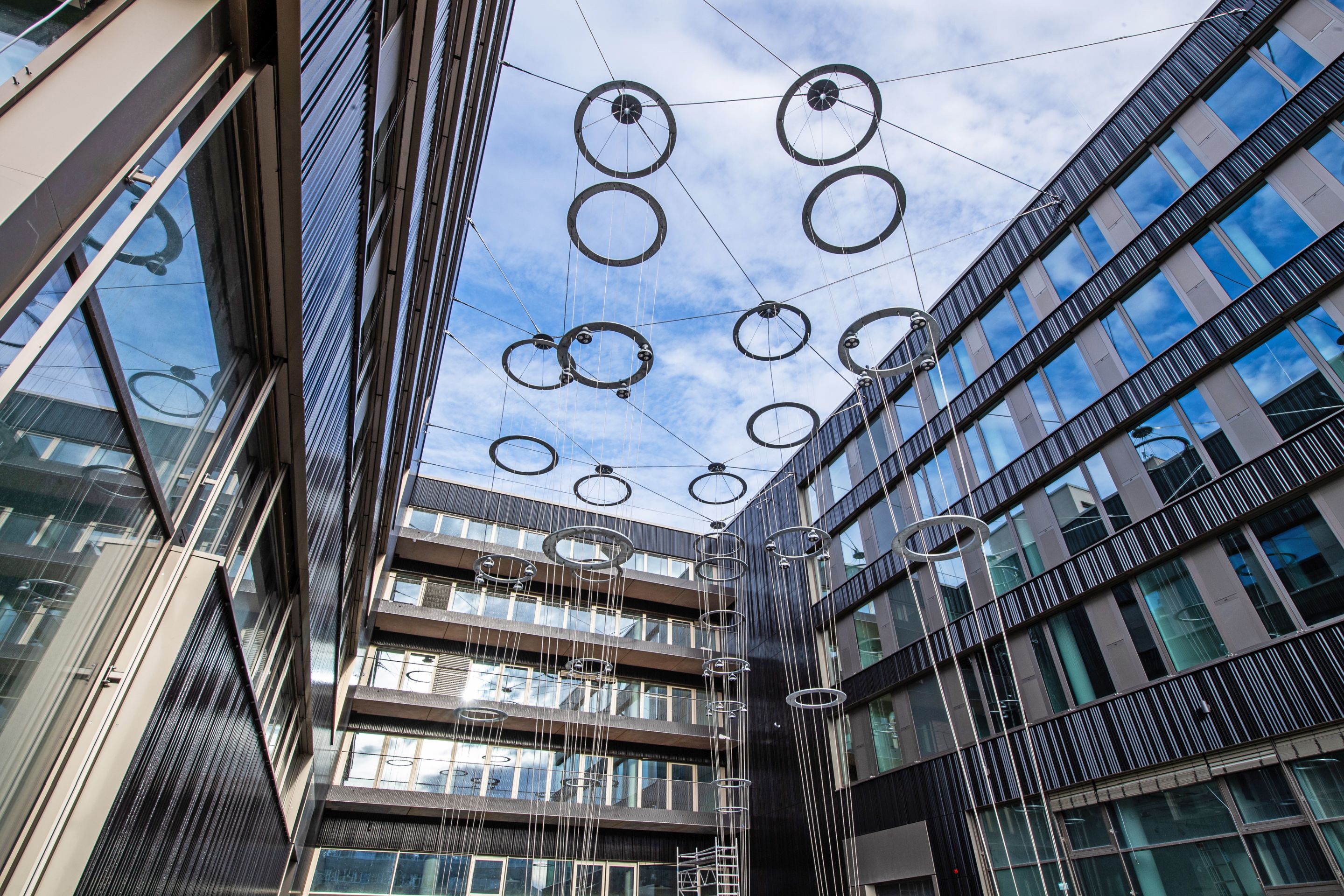 Moderner Büro-Innenhof von JobRad mit Glasfassaden und hängender Reifen-Installation
