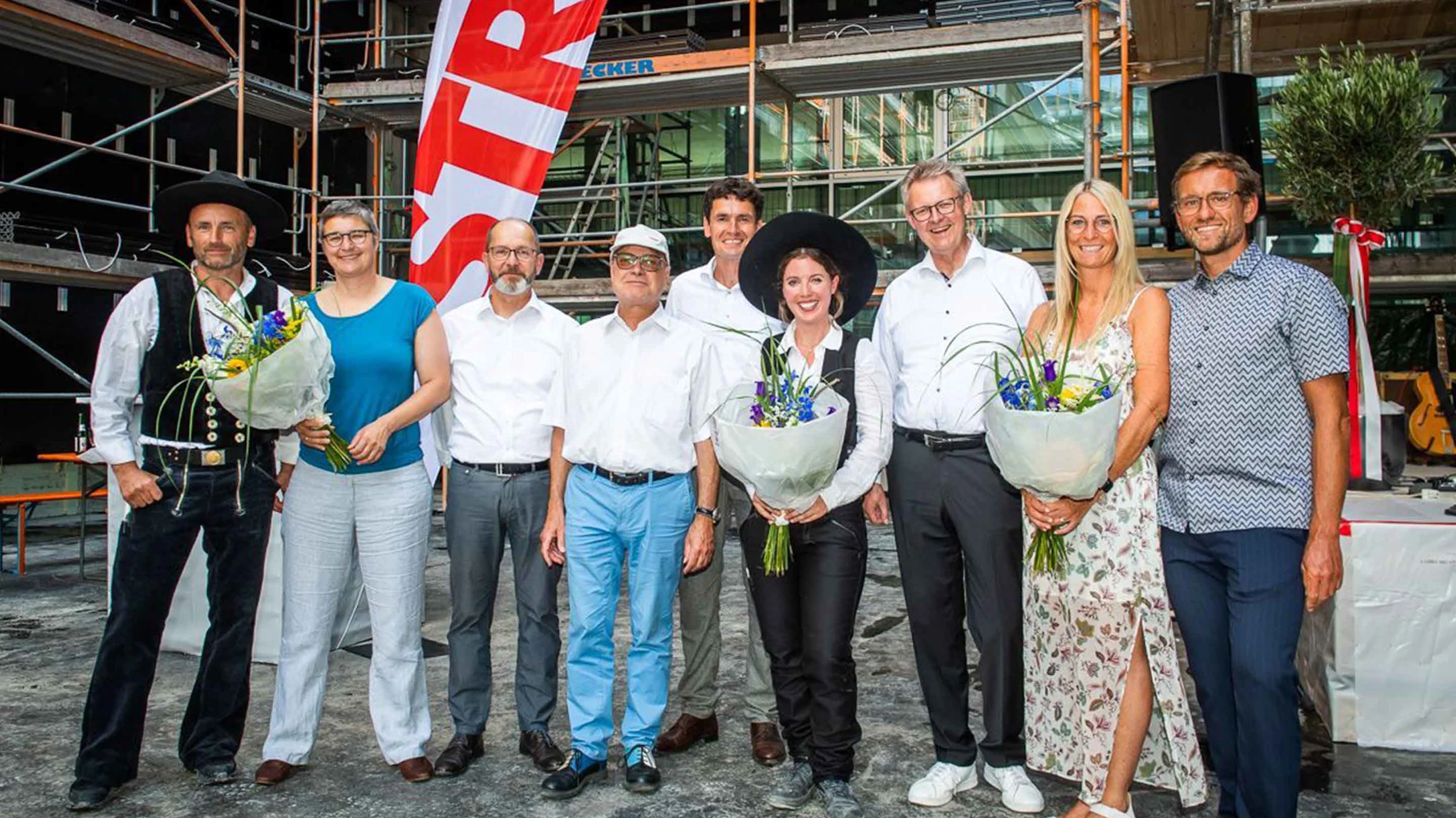 Milestone 4 topping-out ceremony Photo: Group photo at the topping-out ceremony Milestone 4
