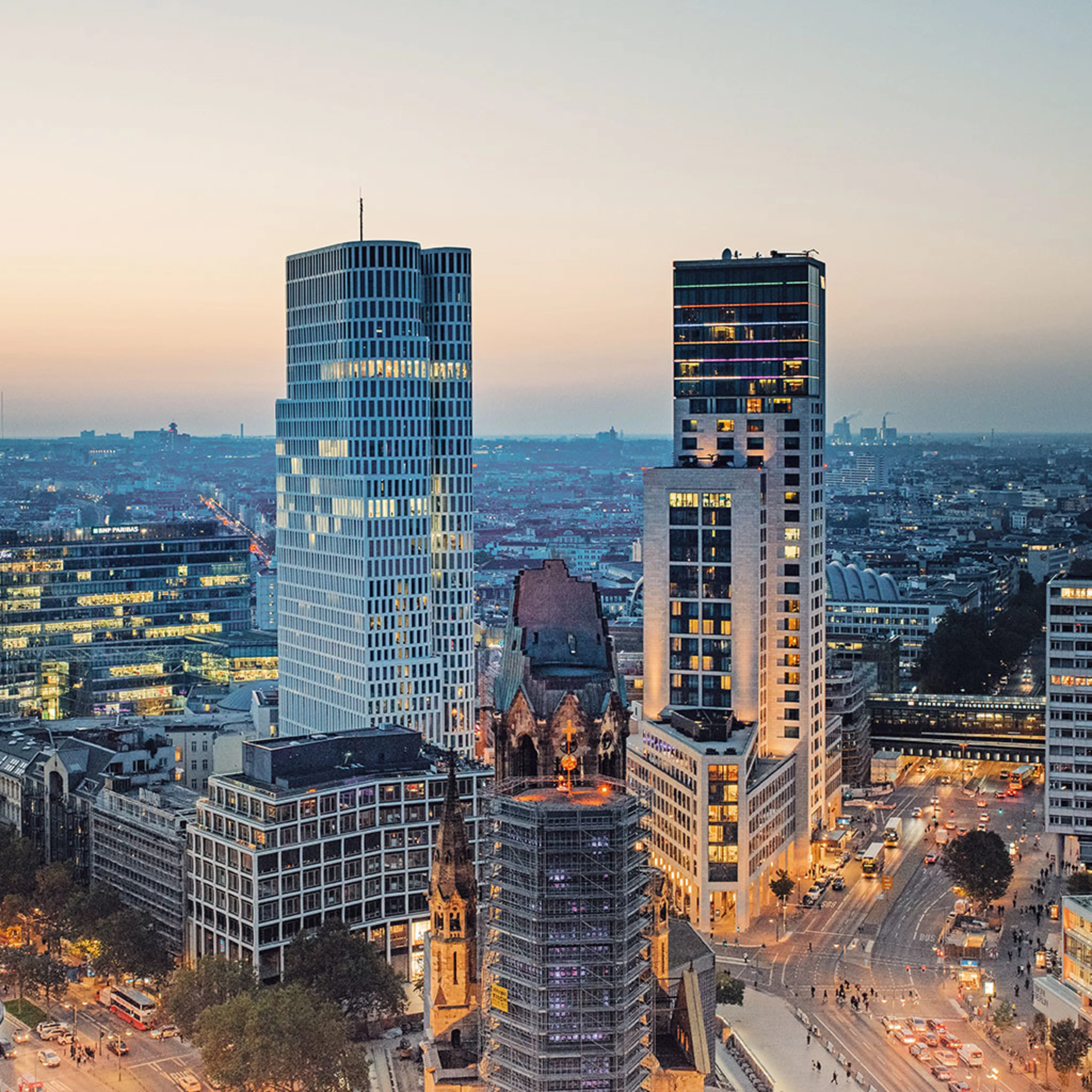 Start: Ans Ganze Denken #1 Bild: Blick auf das naechtliche Berlin und in der Mitte das Upper West