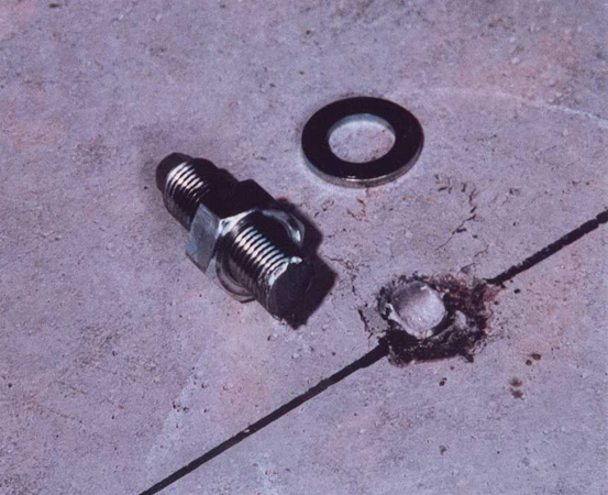 Cheville mécanique cassée en deux sur une plaque de béton