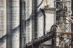Piattaforme e passerelle in un edificio industriale