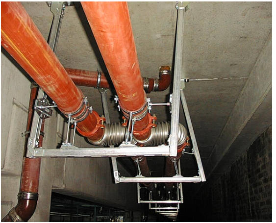 Foto av rörsystem med en slinga/förskjutning som tar upp termisk expansion. Konstruktionen möjliggör rörelse och minskar risken för spänningar och skador.