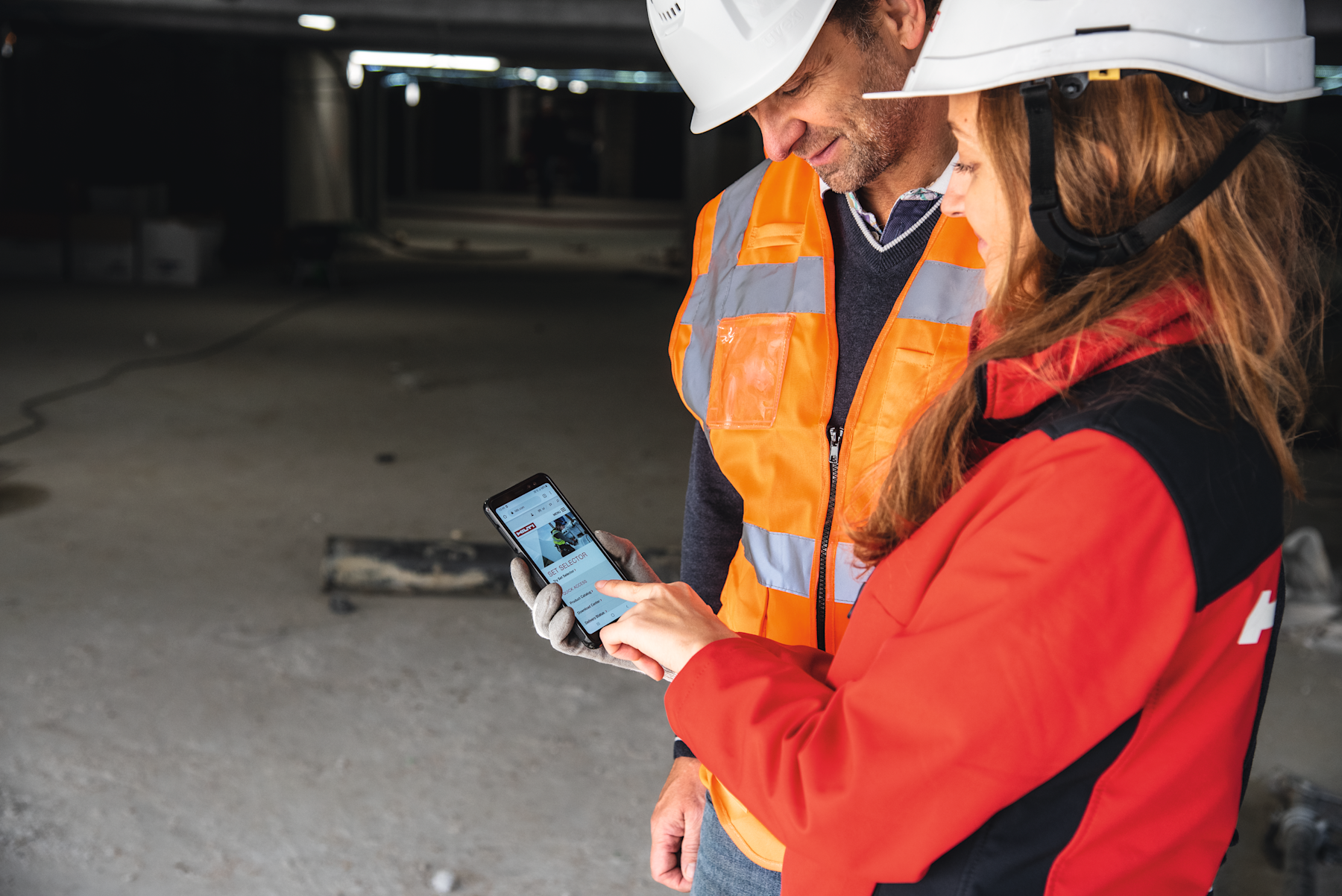 TS showing app to customer