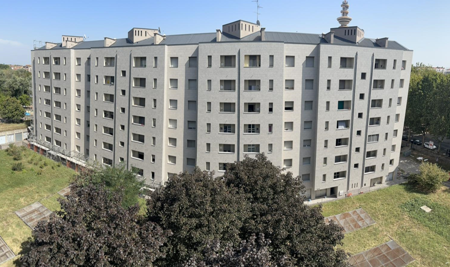 Vista dell’intervento finito su un complesso residenziale a Rozzano (MI)