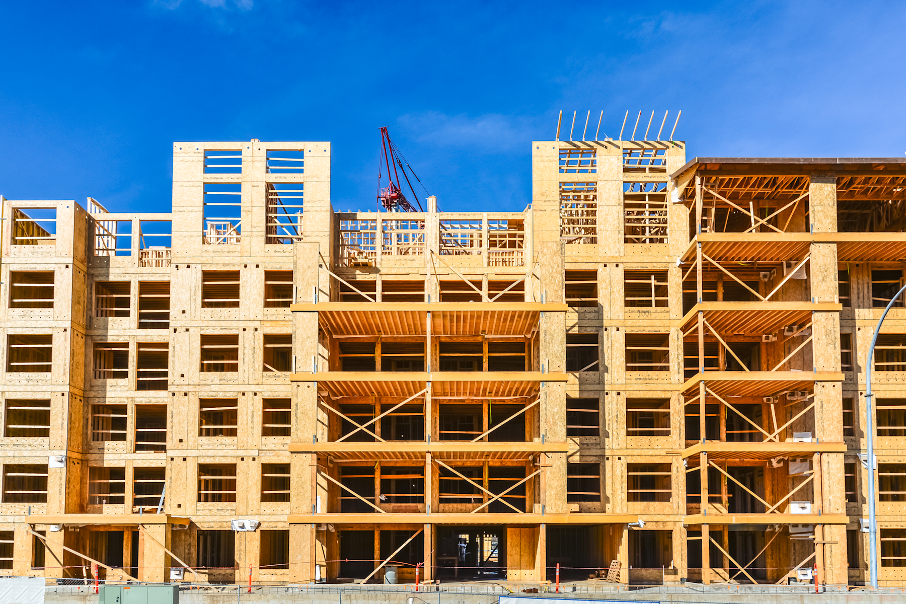 Edificio multipiano in legno in fase di costruzione