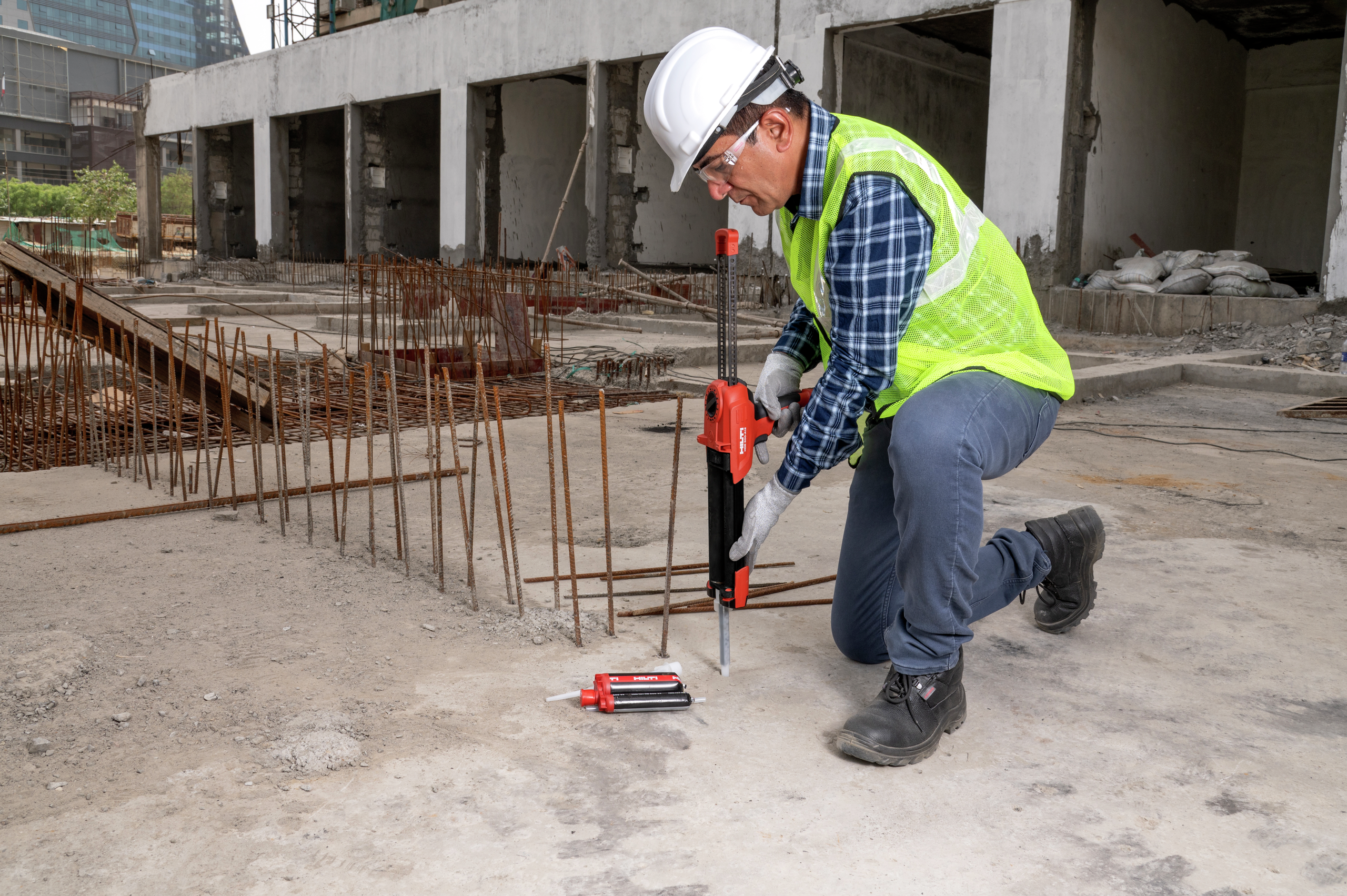 Ouvrier de chantier utilisant le HIT-RE 500 pour des armatures rapportées