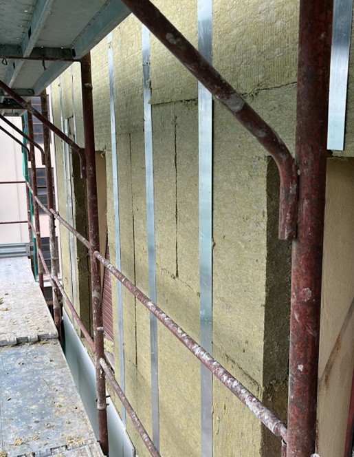 Dettaglio cappotto: guide verticali Hilti ancorate al sistema di rinforzo Resisto 5.9 ®.; cantiere in provincia di Parma