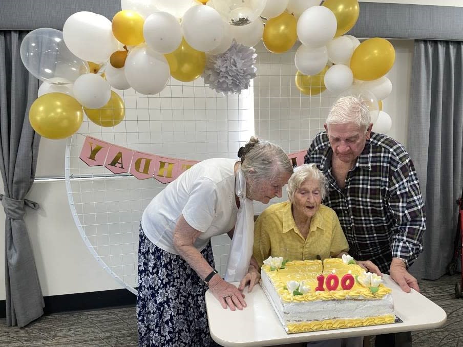 News-main image-The Mariner celebrate Nita Clarke’s 100th in style