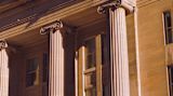 Entrada de edificio histórico con columnas