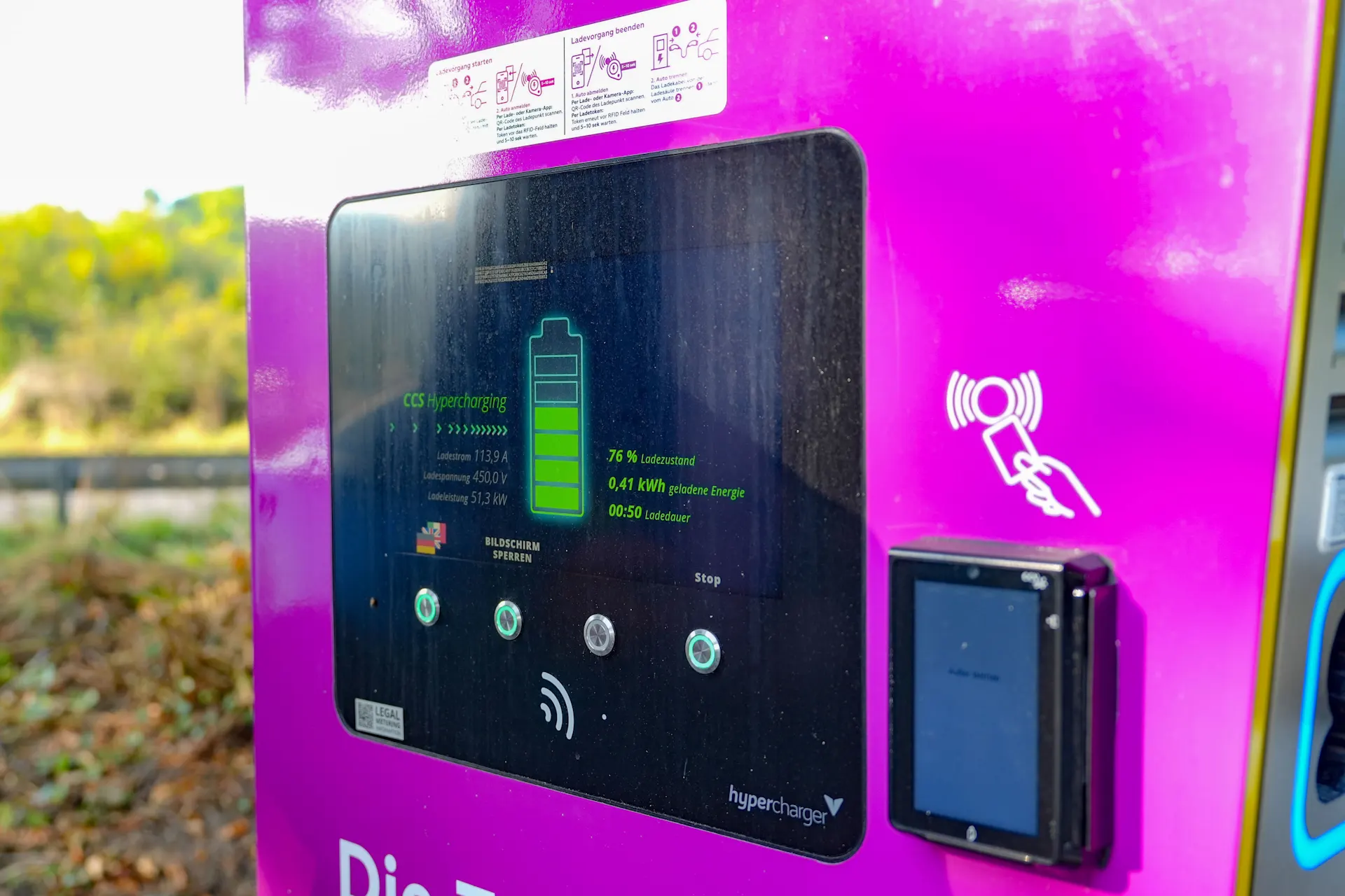 Ladestand eines E-Autos Display eines E-Auto-Ladegeräts mit Informationen zum aktuellen Ladestand an einer Ladestation der NEW Energie.