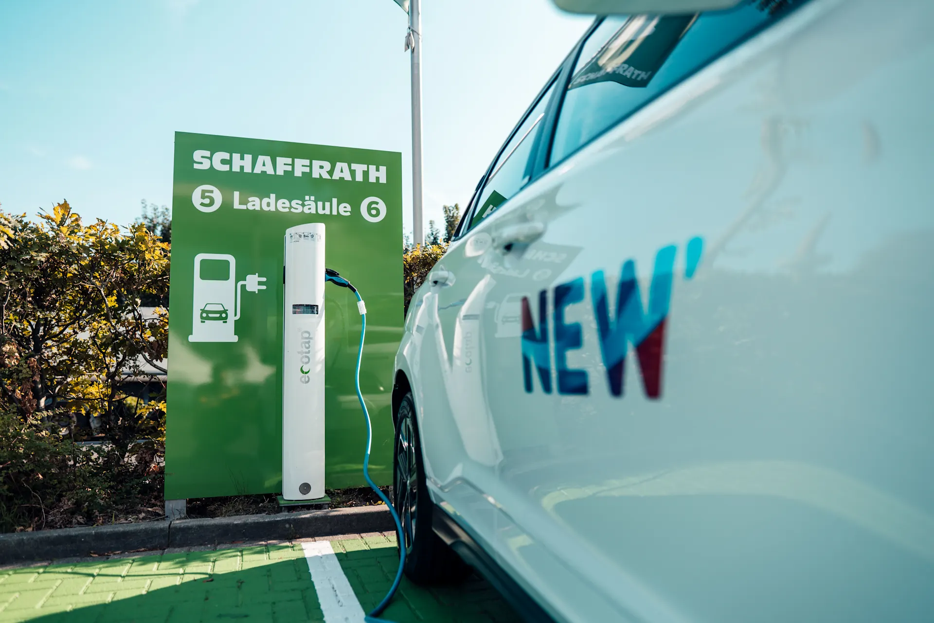 Öffentliche E-Ladesäule Ein Auto der NEW lädt an einer öffentlichen Ladesäule der NEW Energie.