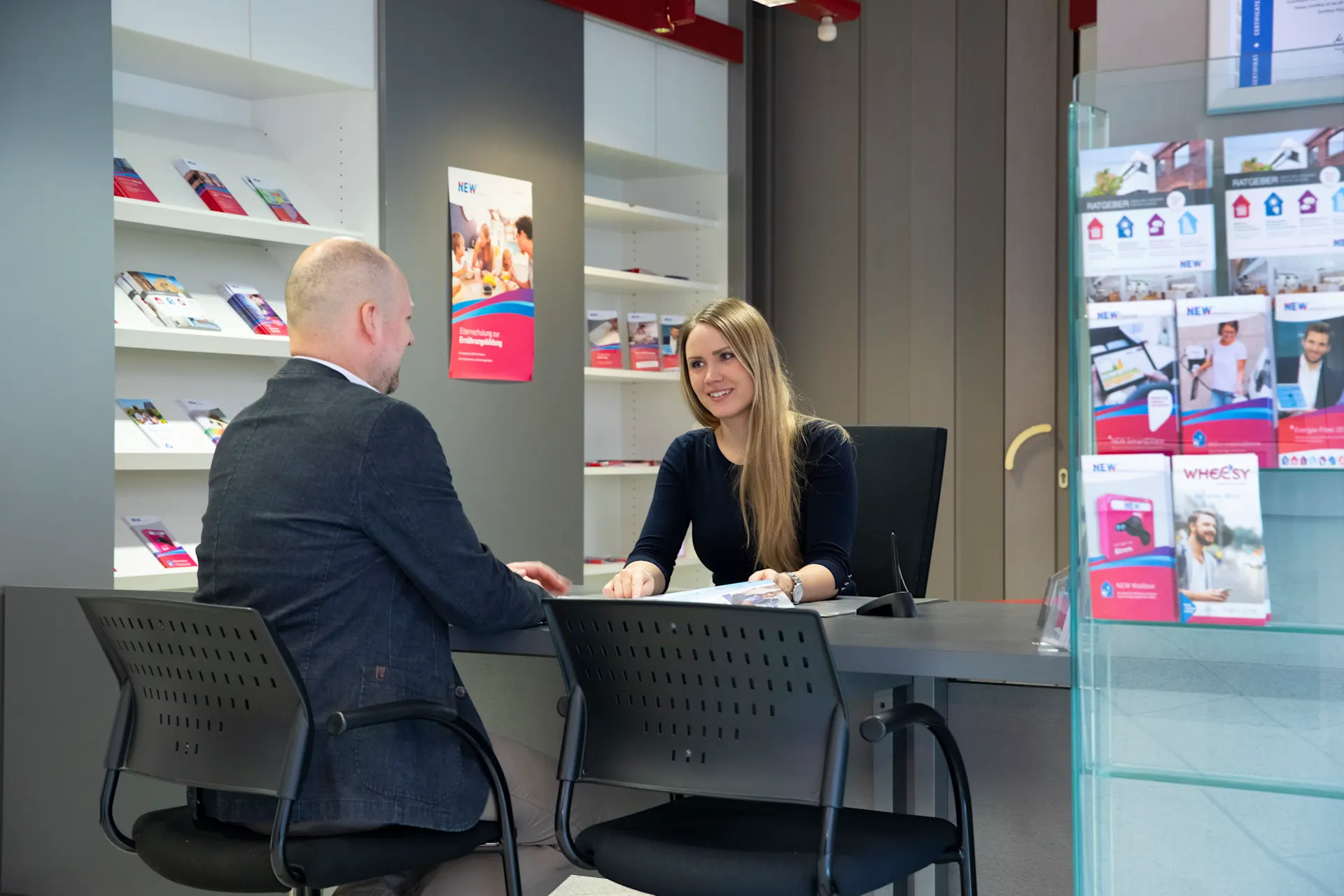 Kundencenter Geilenkirchen Ein Mann sitzt mit einer Mitarbeiterin der NEW in dem Kundencenter in Geilenkirchen und lässt sich beraten.