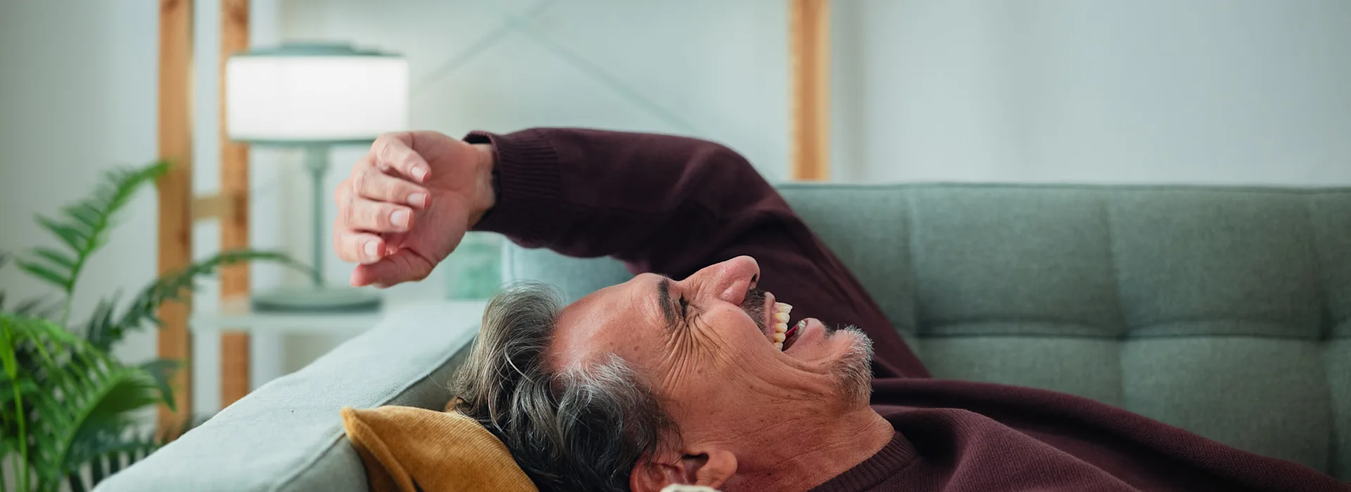 Zuverlässige Versorgung von der NEW Energie Ein Mann liegt glücklich und zufrieden auf dem Sofa. Denn er ist sehr erfreut über die NEW Energie als zuverlässigen Energieversorger.