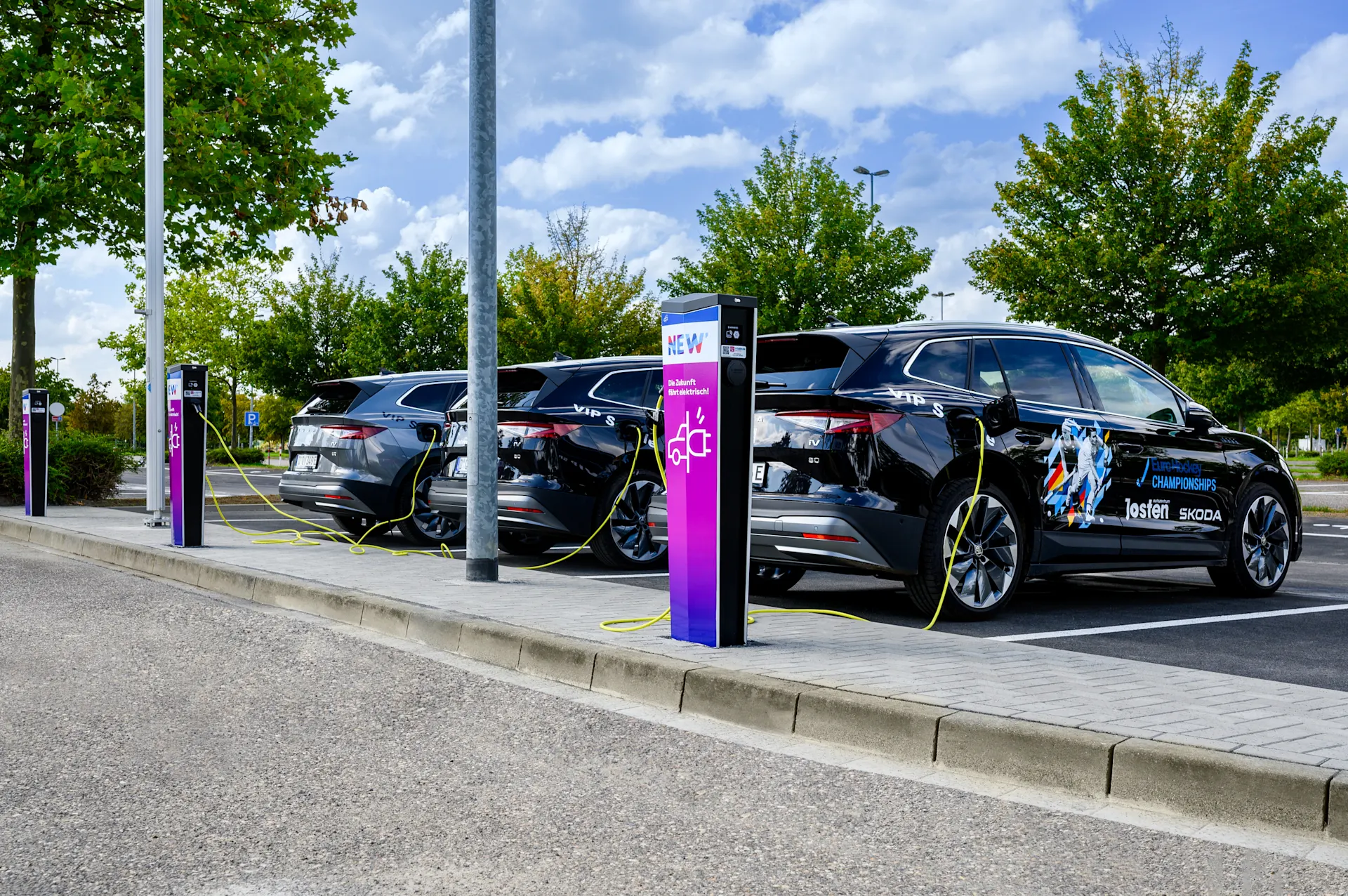 E-Autos laden am Borussia-Park mit den Ladesäulen der NEW Energie E-Autos stehen auf dem Parkplatz am Borussia-Park und laden mit den Ladesäulen der NEW Energie.