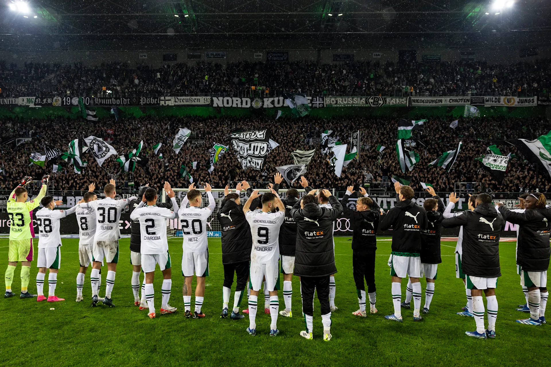 Spieler von Borussia Mönchengladbach jubelt mit den Fans.