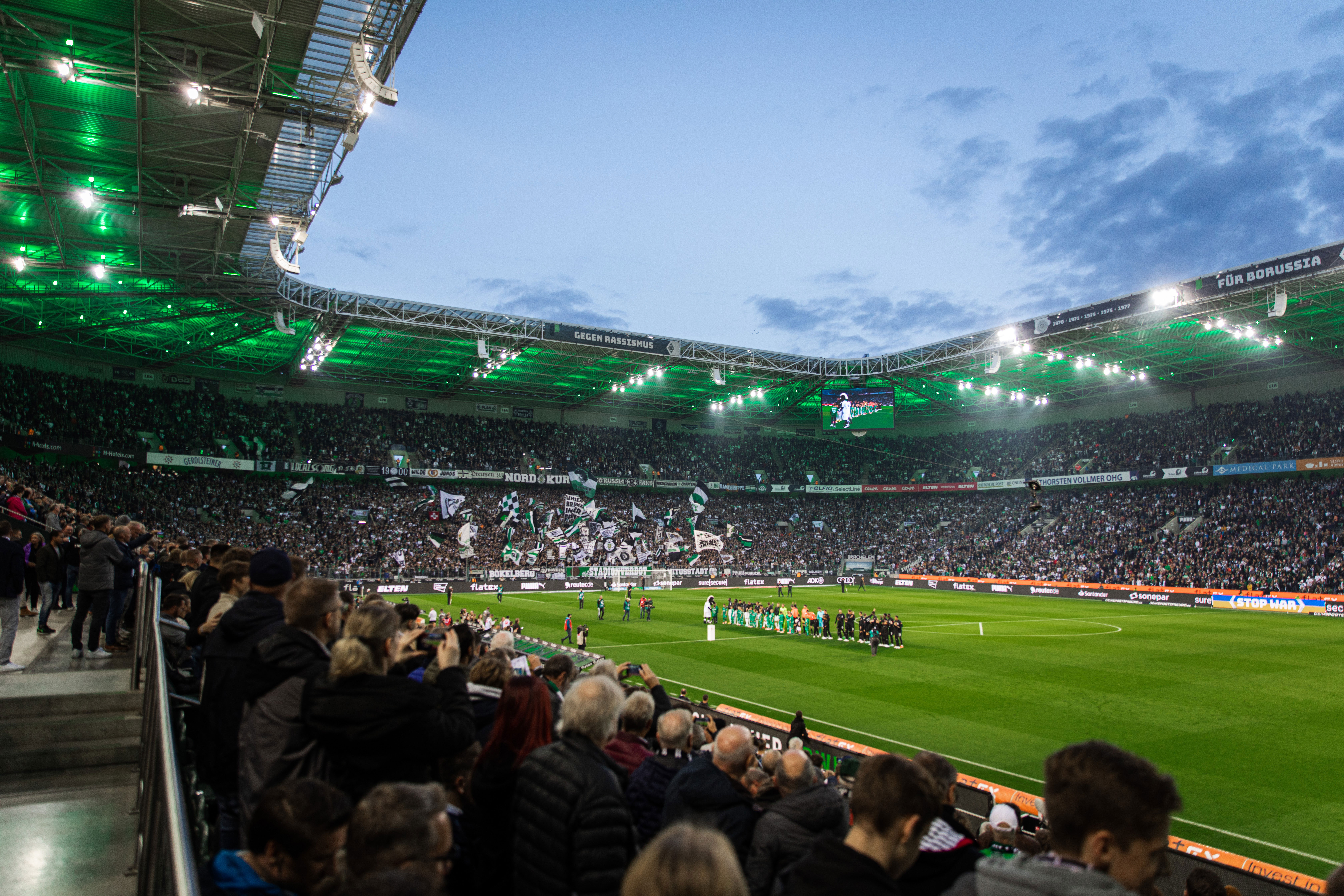 Das Stadion von Boussia Mönchengladbach. Blick von der Tribüne auf den Rasen während eines Spiels.