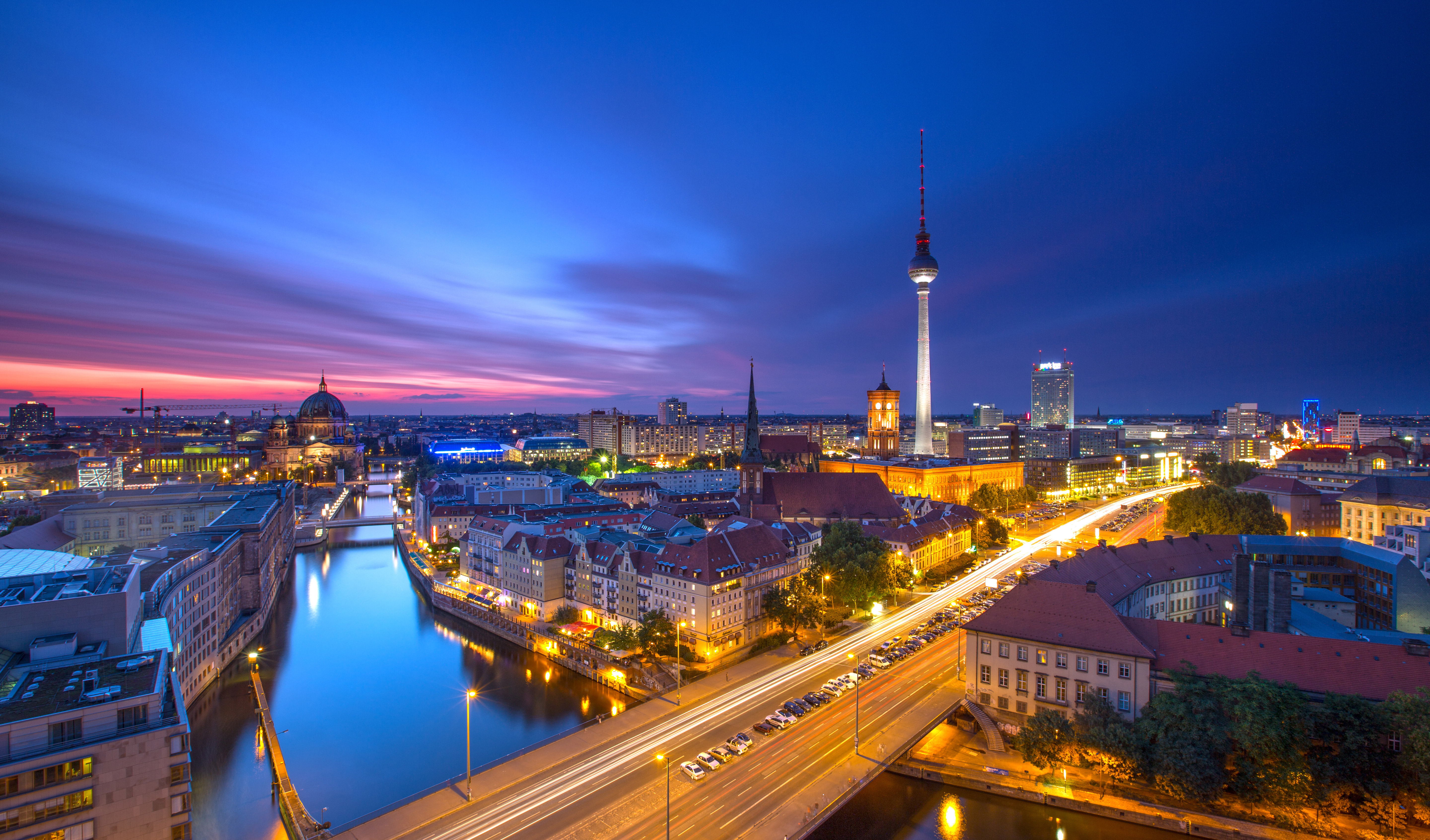 Blick auf den Berliner Fernsehturm Spree aus der Luft bei Dunkelheit.