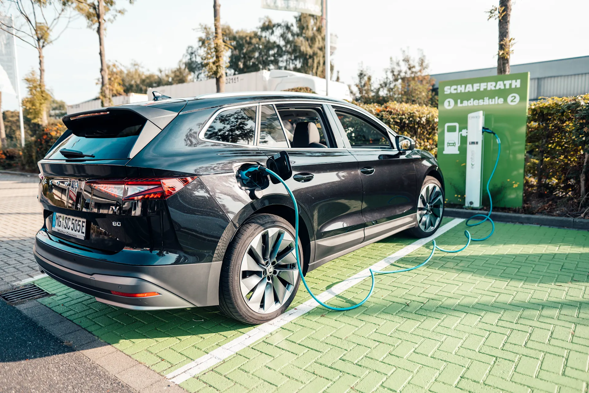 Öffentliches E-Laden Ein E-Auto steht an einer öffentlichen Ladestation der NEW Energie.