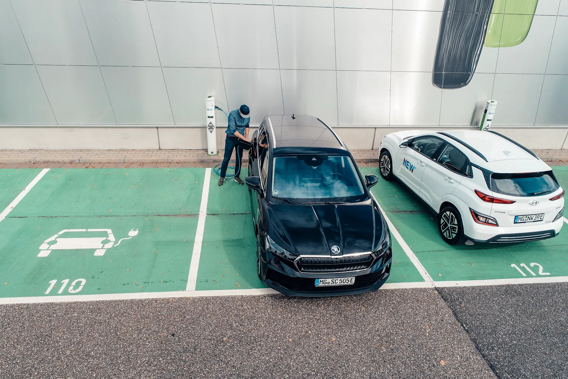 Ladestation Ein Mann lädt sein Elektroauto an einer öffentlichen Ladesäule der NEW Energie.