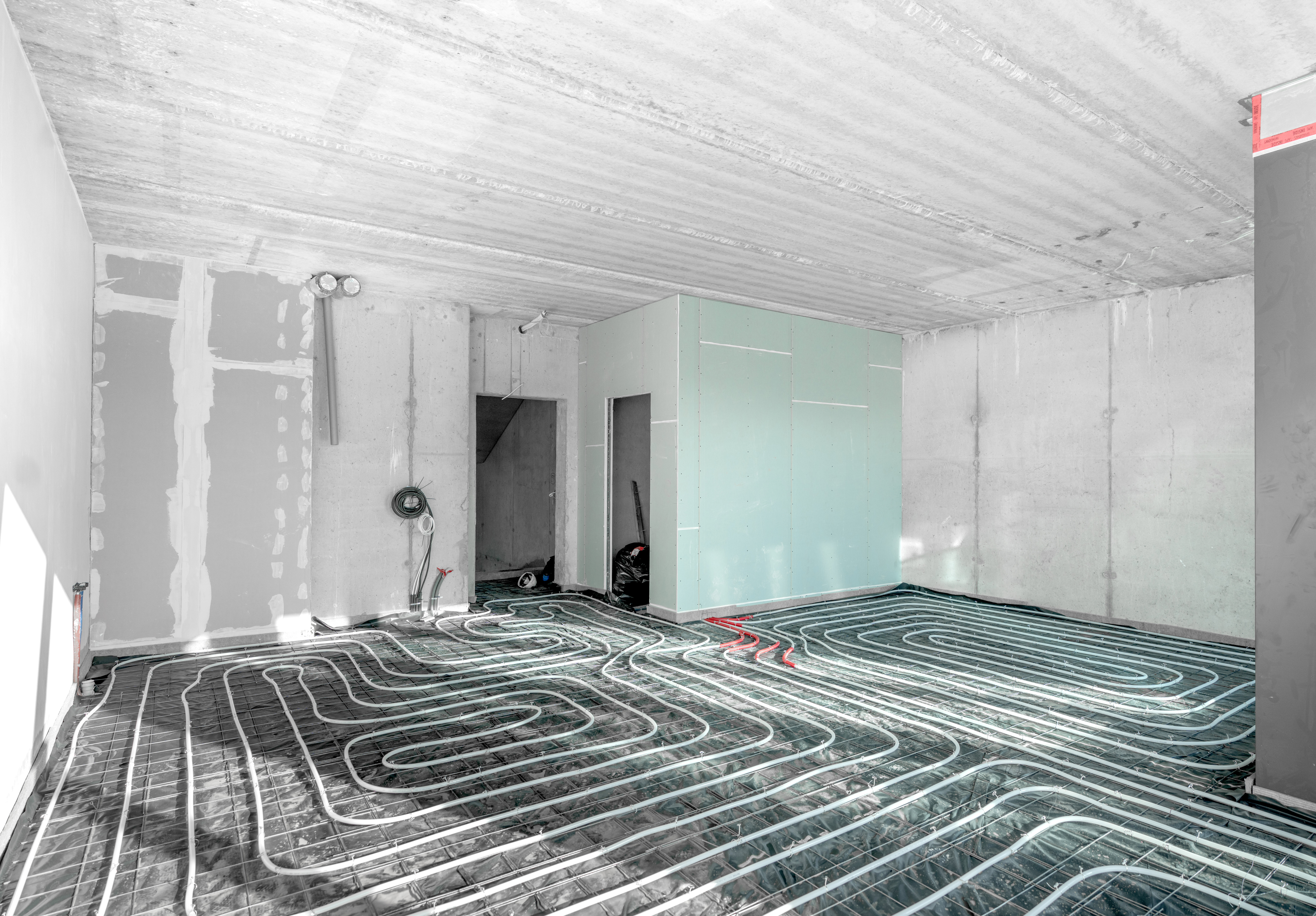 Eine Fußbodenheizung wird in einem Haus verlegt. Sie gelten als perfekte Ergänzung zur Wärmepumpe.