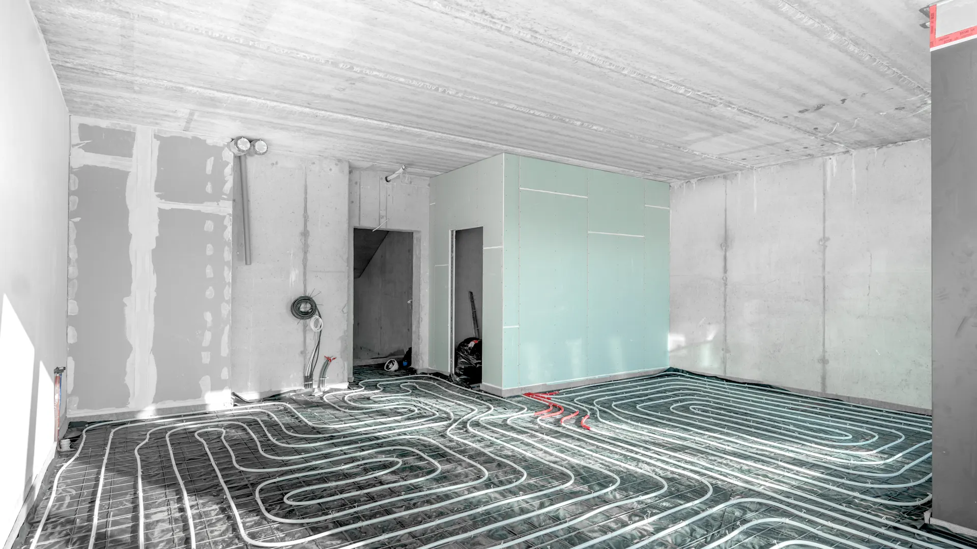 Die Flächenheizung: Das energetische Idealbild Eine Fußbodenheizung wird in einem Haus verlegt. Sie gelten als perfekte Ergänzung zur Wärmepumpe.