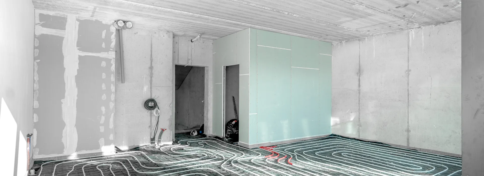 Die Flächenheizung: Das energetische Idealbild Eine Fußbodenheizung wird in einem Haus verlegt. Sie gelten als perfekte Ergänzung zur Wärmepumpe.