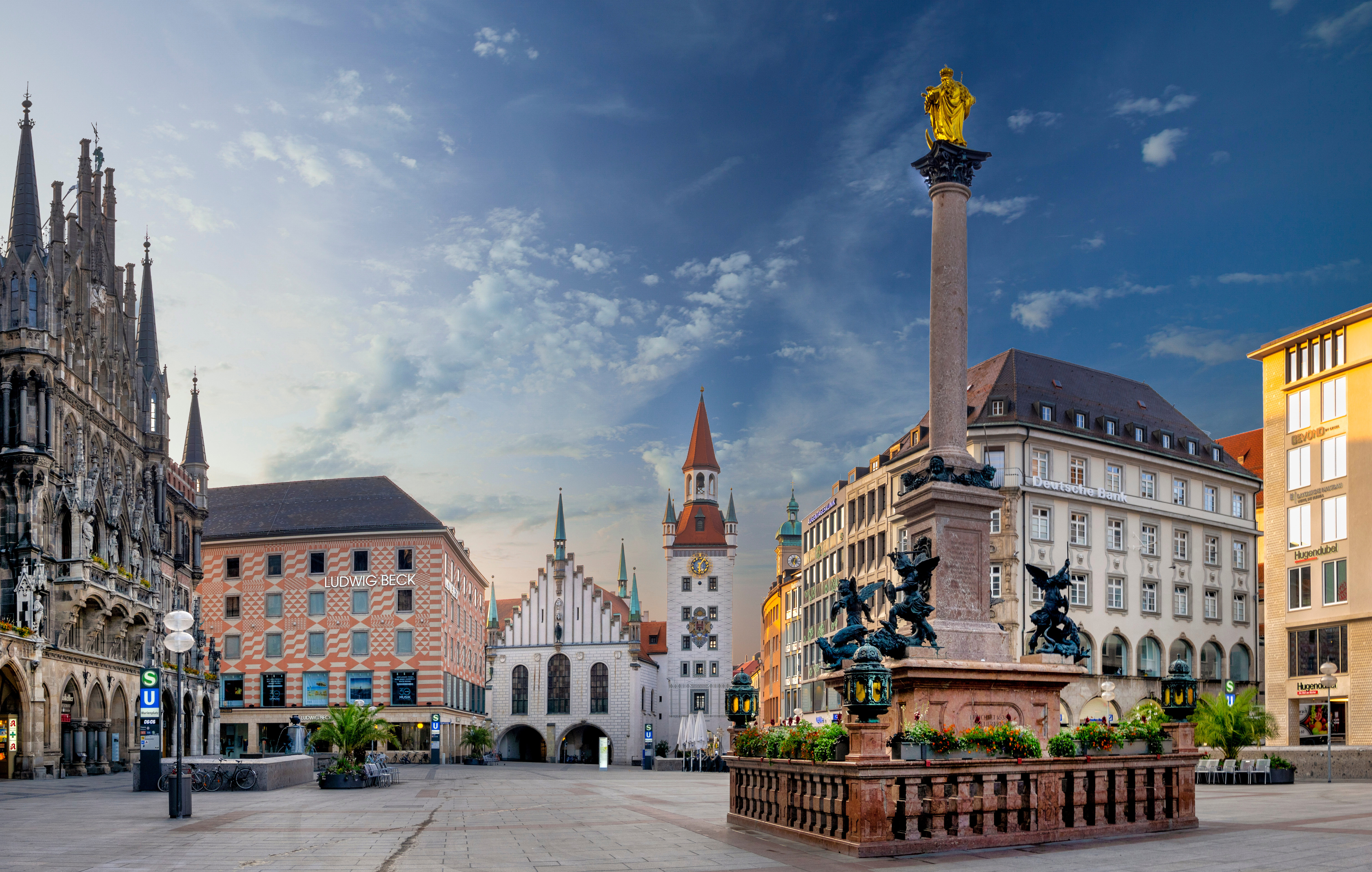 Block auf den Marienplatz in München. Von der NEW Energie kommen günstige Stromtarife.