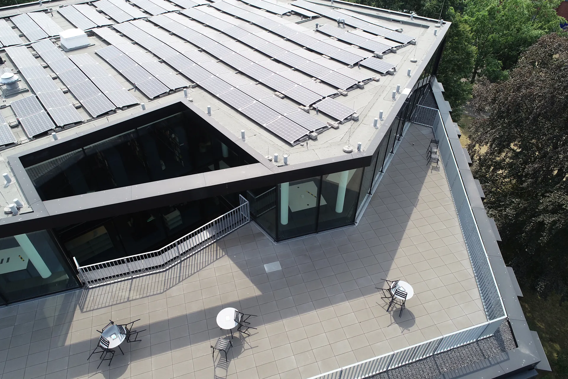 Ein Geschäftsgebäude, das NEW Blauhaus, ist ausgestattet mit PV-Panels auf dem Dach.