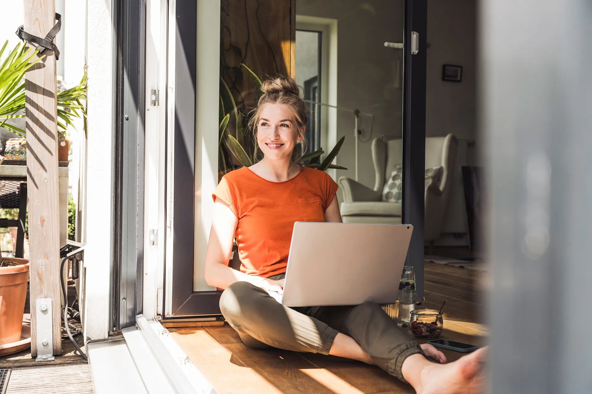 Günstig, fair und ausgezeichneter Service bei der NEW Energie Eine Frau sitzt am Laptop und möchte für Strom und Gas zur NEW Energie wechseln.