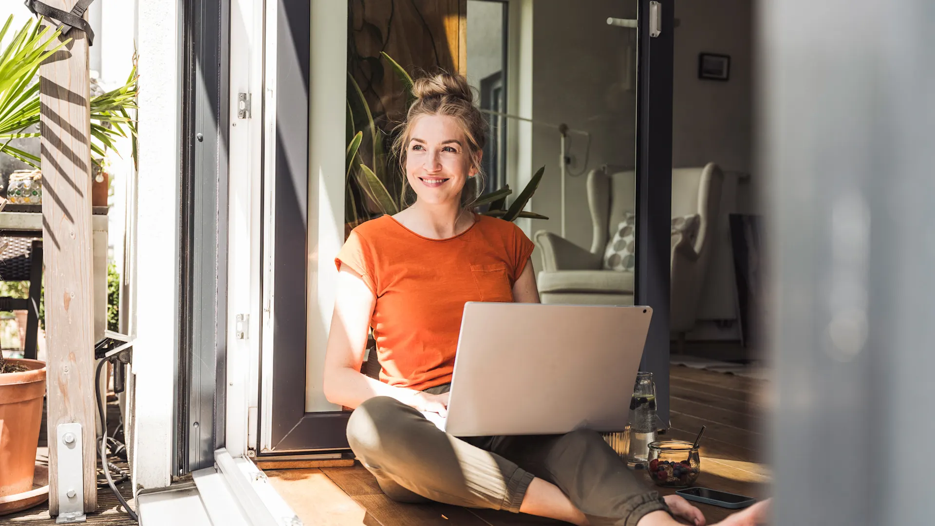 Günstig, fair und ausgezeichneter Service bei der NEW Energie Eine Frau sitzt am Laptop und möchte für Strom und Gas zur NEW Energie wechseln.