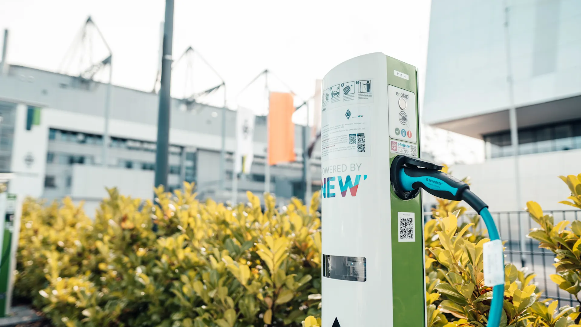 E-Ladesäule mit Stecker Ein Stecker steckt in einer Ladestation der NEW Energie am Borussia-Park.