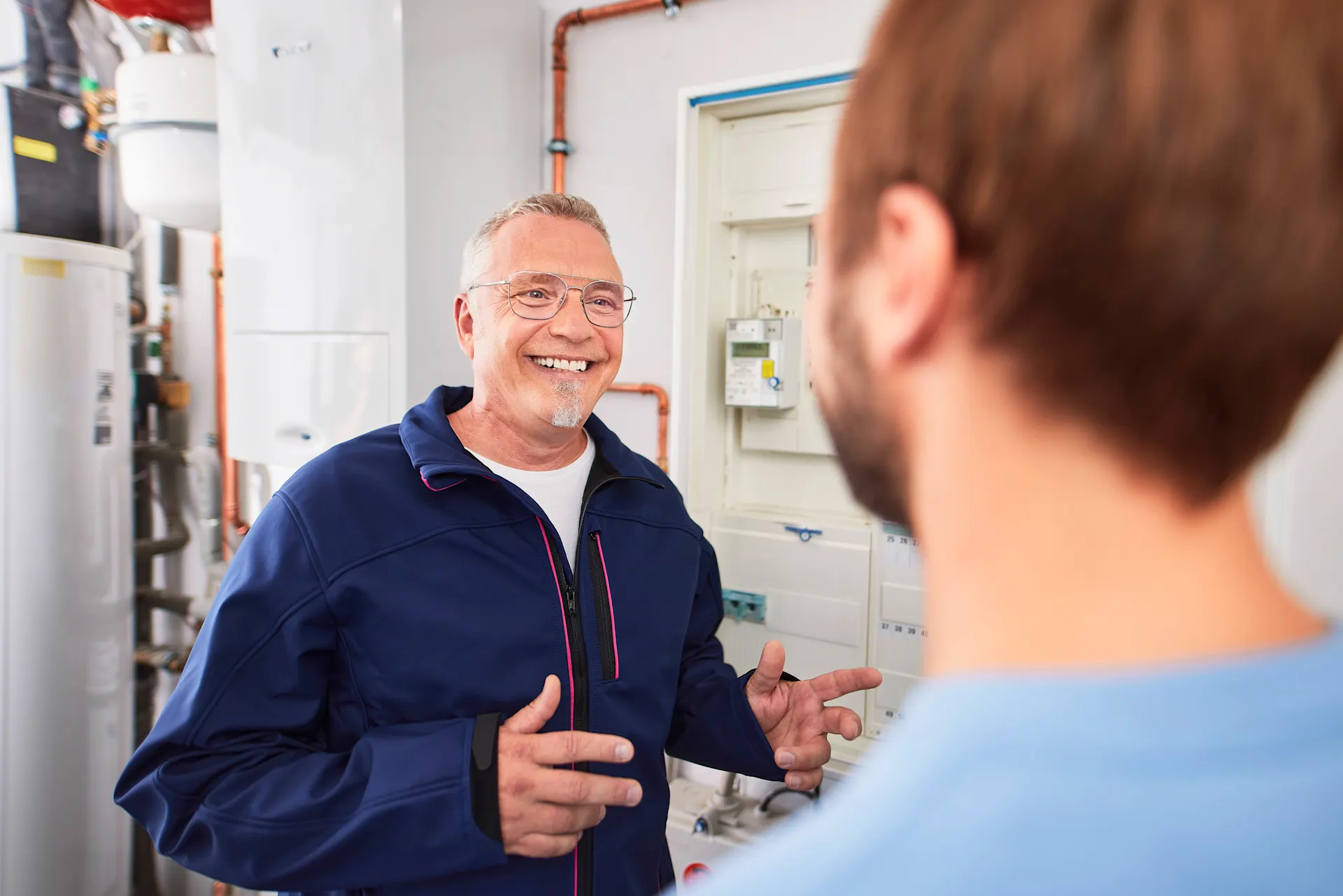 Beratung zur Wärmepumpenheizung Ein Mitarbeiter der NEW berät einen Kunden bezüglich einer Wärmepumpenheizung. Der passende Heizstromtarif kommt von der NEW Energie.