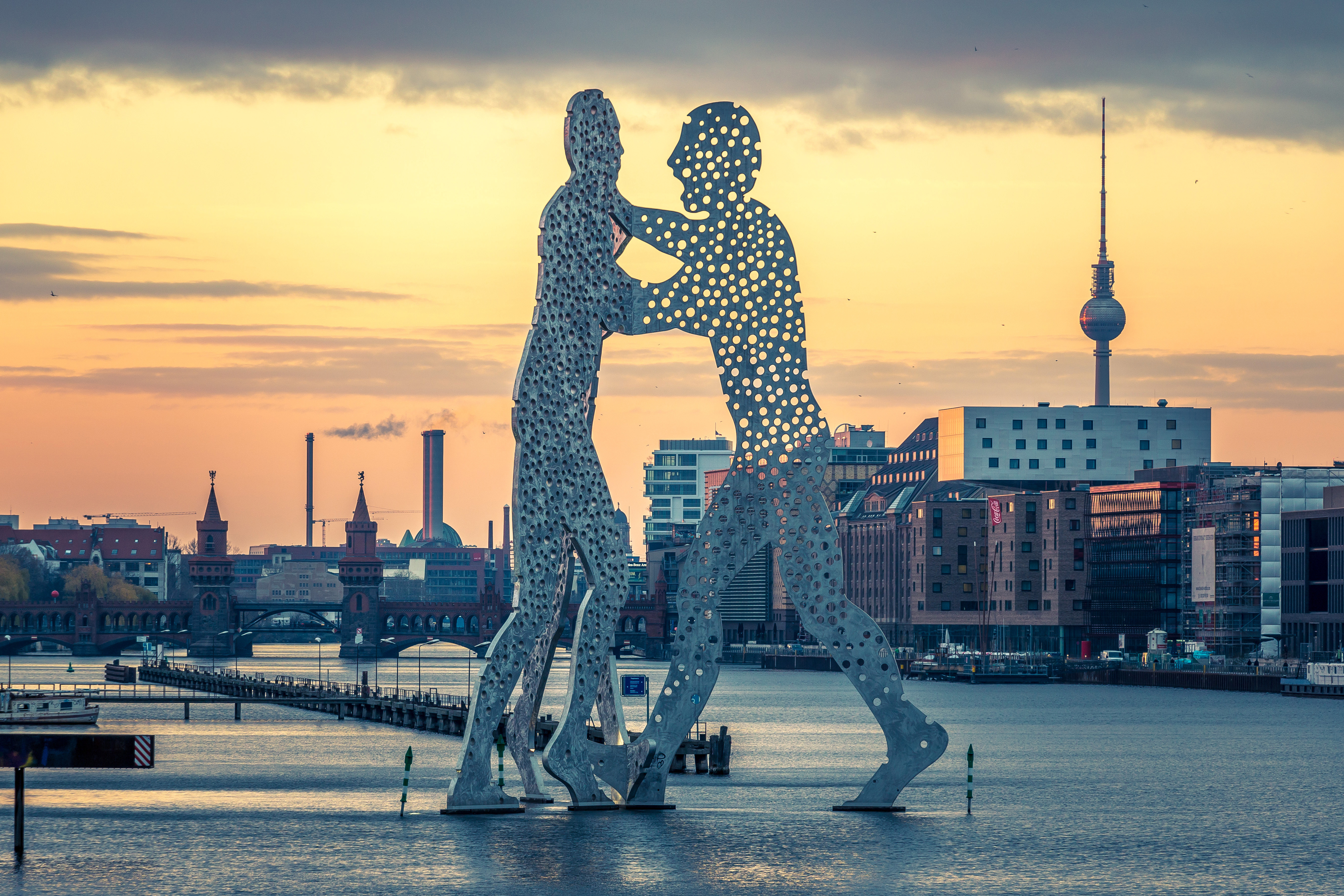 Molekül Männer in Berlin an der Spree. NEW Energie ist der günstige Energieversorger für Berlin.