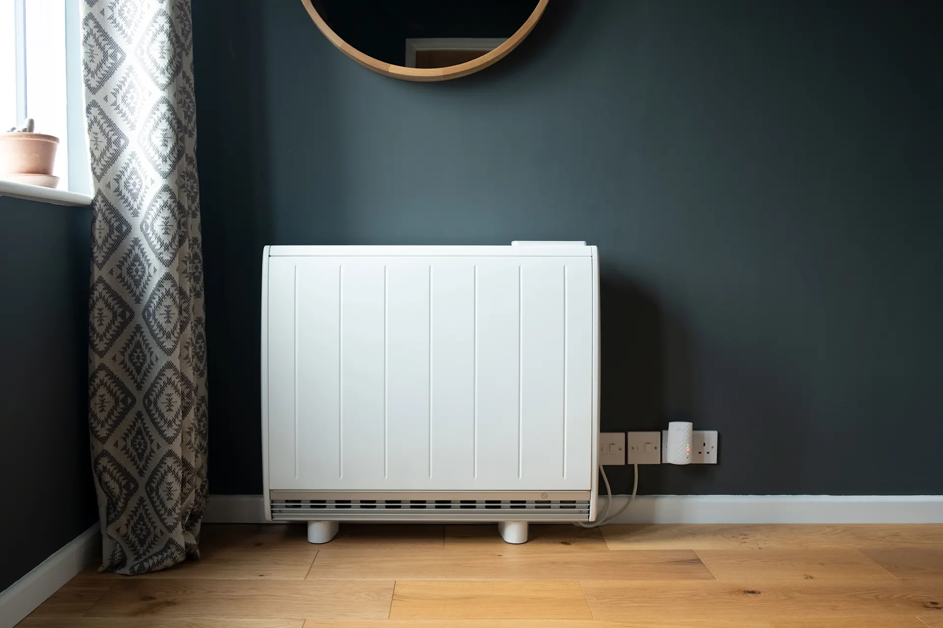 Nachtspeicherheizung im Wohnzimmer Eine Nachtspeicherheizung der NEW Energie steht in einem Wohnzimmer an der Wand.