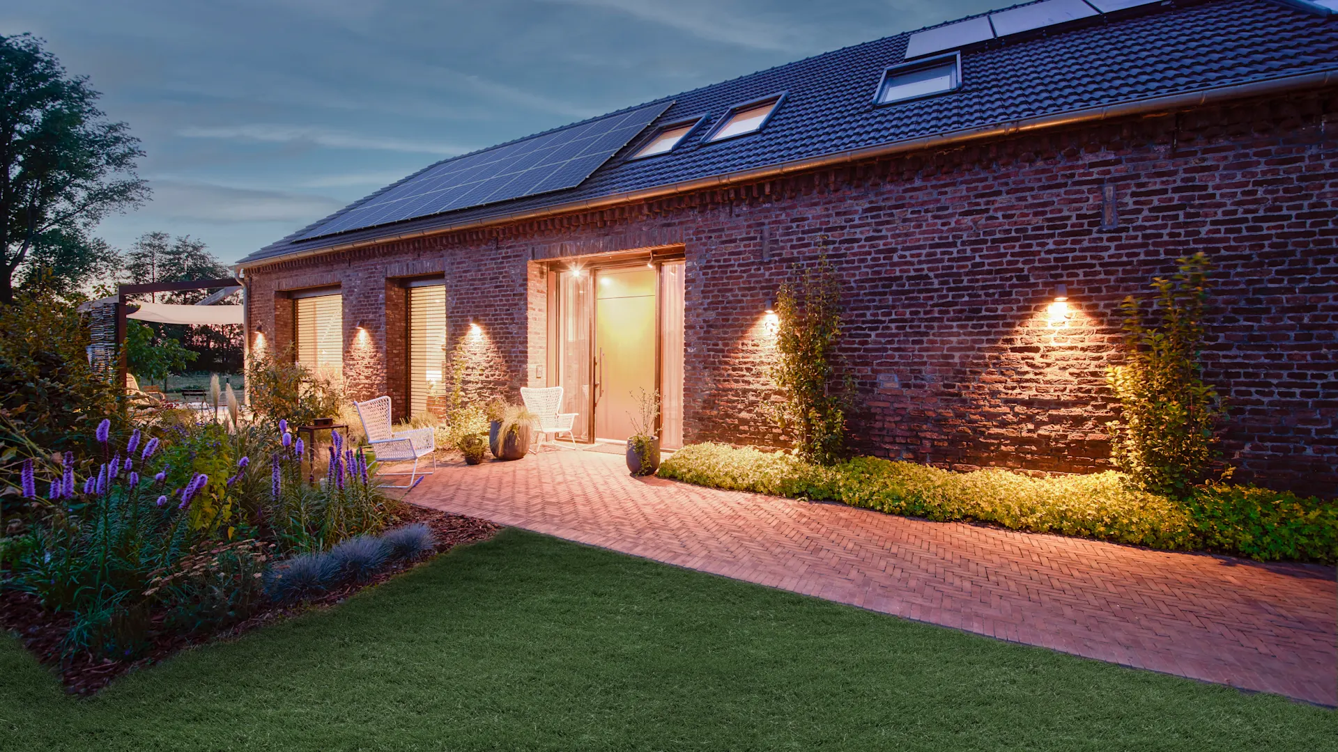 Energiedach am Abend Ein Haus mit einem Energie Dach von der NEW Energie, wird am Abend mit Ökostrom, erzeugt durch eine Photovoltaik Anlage, betrieben.